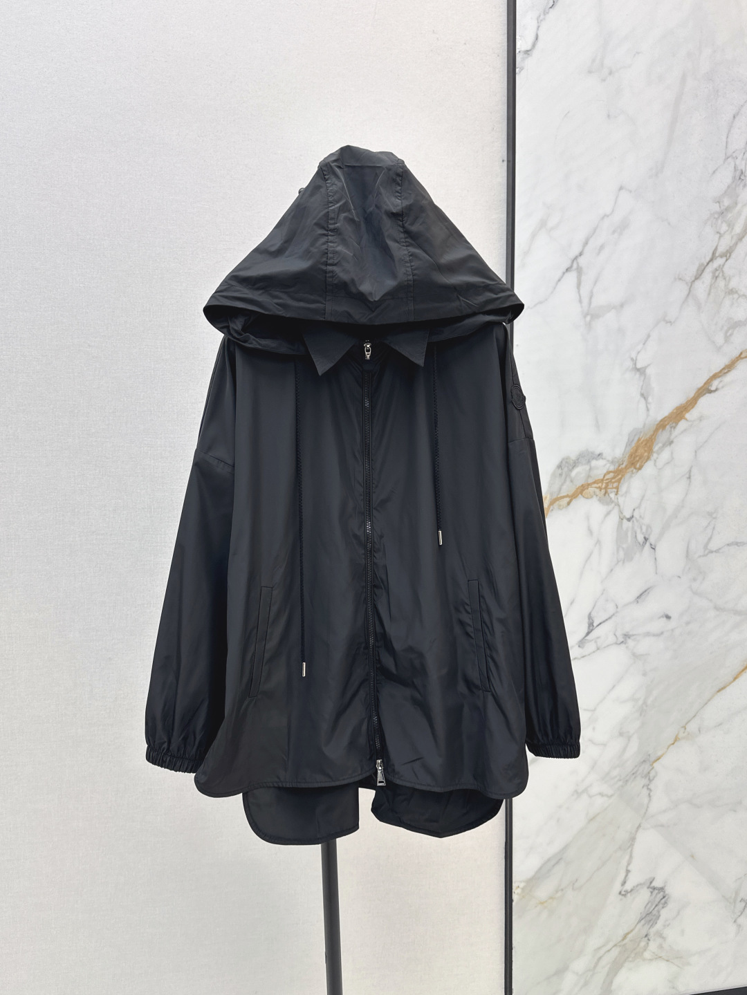 NO:451638,MC 25Ss—————The latest hooded mid-length windbreaker jacket in early autumn. Classic hooded A-line loose fit is not picky for people. It looks slim and can be sweet or salty. Casual and handsome sporty. Original custom logo hardware accessories. Must-in-class in autumn. The outer wear is very good. Easy to interpret the fashionable and casual high-end feeling. Two colors are available in stock. SML, Jackets & coats, Hats, Alexander wang19860909MC 25Ss————早秋最新款连帽中长款风衣外套 经典连帽A字宽松版型不挑人上身巨显瘦 可甜可盐休闲帅气运动风 原版定制logo五金配件 秋天必入系列 外搭都很好看 轻松演绎时髦随性的高级感 两色现货发售sml,,jackets & coats,hats,alexander wang,Women's clothing