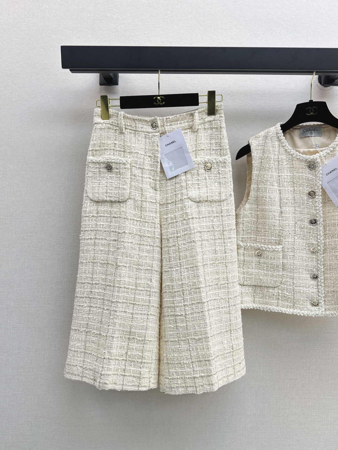 NO:451632,The dress of the heroine of the chaebol C family 25Ss———The latest woven suit sleeveless braided vest + seven-point bell-bottom pants Fashionable outfits, webbing, exquisiteness can't be hidden, a set of high-end temperament with the upper body, custom button decoration, a set that shows the body proportions, very hidden flesh, small people can easily control it, one-color split development, spot sale sml, chanel, alexander wang19860909财阀大女主穿搭 C家 25Ss————秋冬最新款编织套装无袖编织马甲+七分喇叭裤 时髦穿搭 织带镶边 精致感藏都藏不住 一套上身妥妥的高级气质感 配送定制钮扣装饰 显身材比例的一套 很藏肉 小个子也能轻松驾驭 一色分开发 现货发售sml,,chanel,alexander wang,Women's clothing