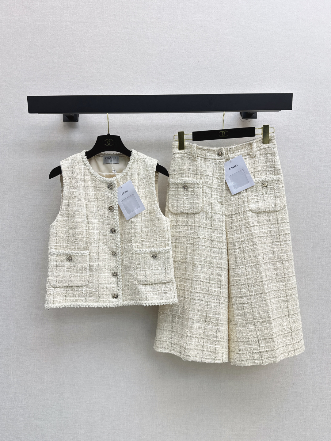 NO:451628,The dress of the heroine of the chaebol C family 25Ss———The latest woven suit sleeveless braided vest + seven-point bell-bottom pants Fashionable outfits, webbing, exquisiteness can't be hidden, a set of high-end temperament with the upper body, custom button decoration, a set that shows the body proportions, very hidden flesh, small people can easily control it, one-color split development, spot sale sml horse, chanel, alexander wang19860909财阀大女主穿搭 C家 25Ss————秋冬最新款编织套装无袖编织马甲+七分喇叭裤 时髦穿搭 织带镶边 精致感藏都藏不住 一套上身妥妥的高级气质感 配送定制钮扣装饰 显身材比例的一套 很藏肉 小个子也能轻松驾驭 一色分开发 现货发售sml 马,,chanel,alexander wang,Women's clothing