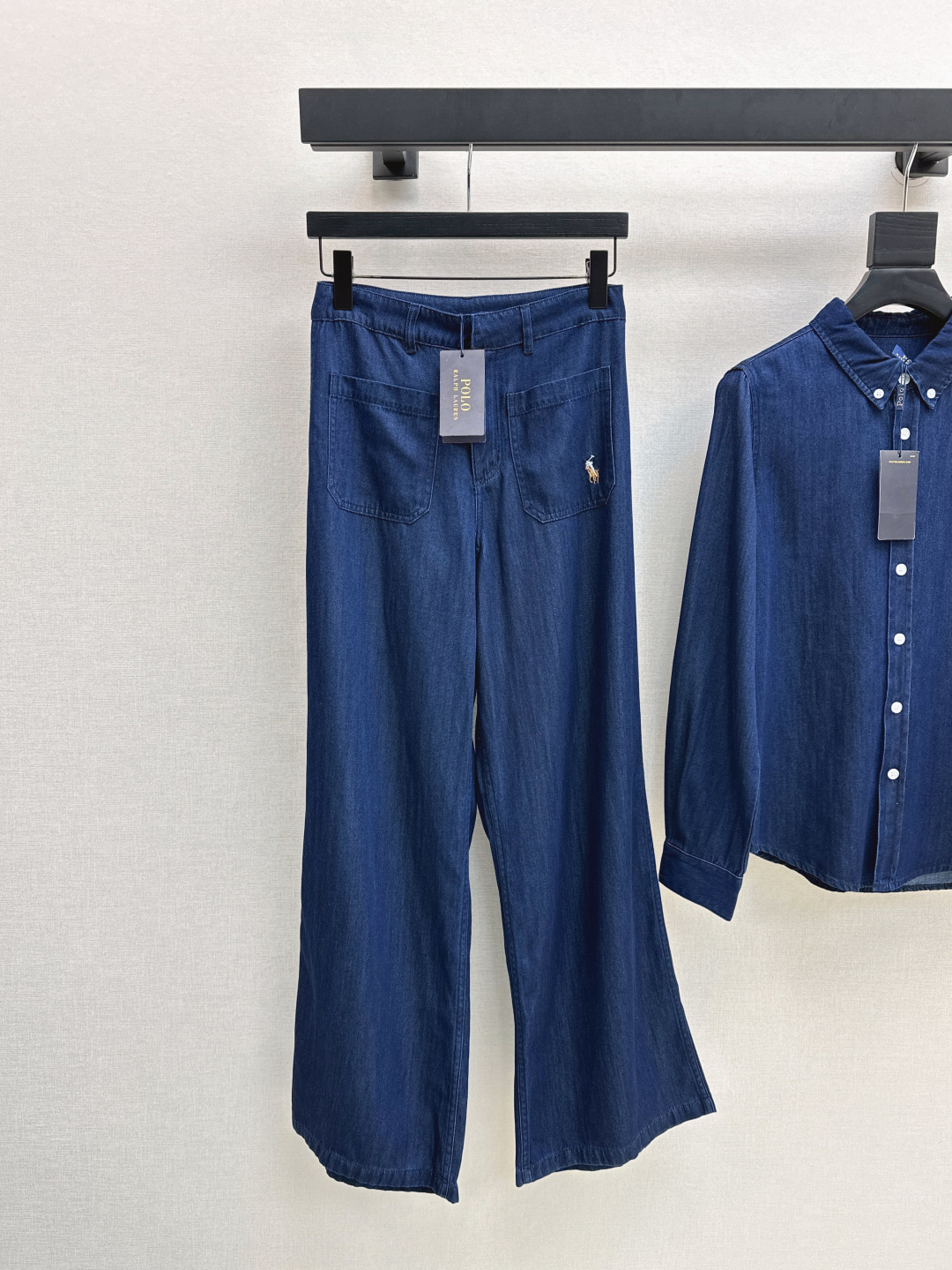 NO:451623,RL 25Ss———The latest new classic logo embroidery casual suit in early autumn, loose silhouette classic denim shirt + straight pants, blue washing cowboy fabric, versatile color, logo embroidery embroidery embroidery on the upper body, create a casual and comfortable item, versatile and not picky, one color is developed separately, on-site sml, Shirts, alexander wang19860909RL 25Ss———早秋最新新款经典logo刺绣休闲套装 宽松廓形经典牛仔衬衫+直筒裤 蓝色洗水牛仔面料 百搭色系 logo标识刺绣点缀上身帅气又时髦 打造休闲舒适单品 百搭不挑人 一色分开发 现货发售sml,,shirts,alexander wang,Women's clothing