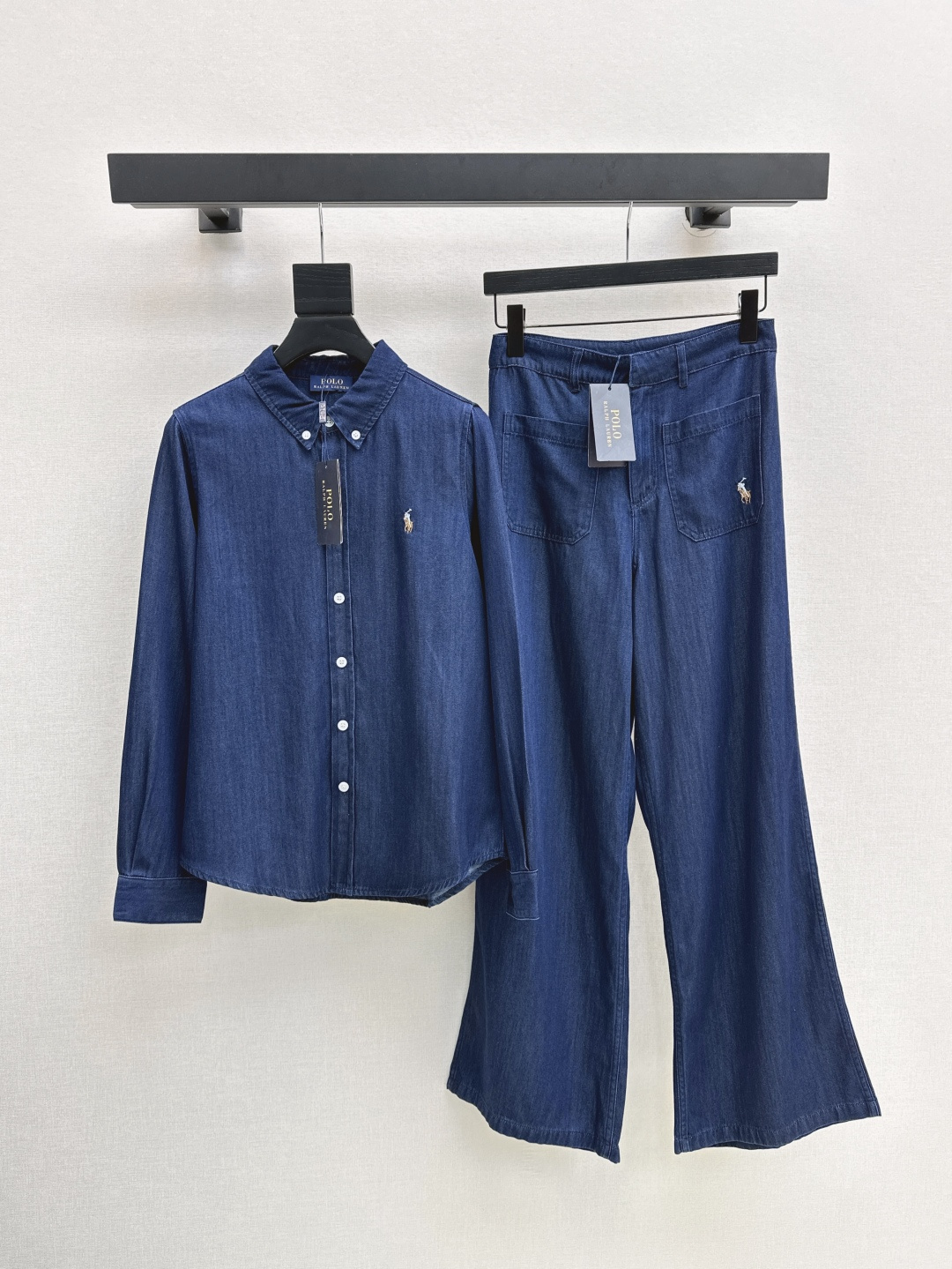 NO:451618,RL 25Ss———The latest new classic logo embroidery casual suit in early autumn, loose silhouette classic denim shirt + straight pants, blue washing cowboy fabric, versatile color, logo embroidery embroidery embroidery on the upper body, create a casual and comfortable item, versatile and not picky, one color is developed separately, on-site sml lining,,shirts,alexander wang19860909RL 25Ss———早秋最新新款经典logo刺绣休闲套装 宽松廓形经典牛仔衬衫+直筒裤 蓝色洗水牛仔面料 百搭色系 logo标识刺绣点缀上身帅气又时髦 打造休闲舒适单品 百搭不挑人 一色分开发 现货发售sml 衬,,shirts,alexander wang,Women's clothing