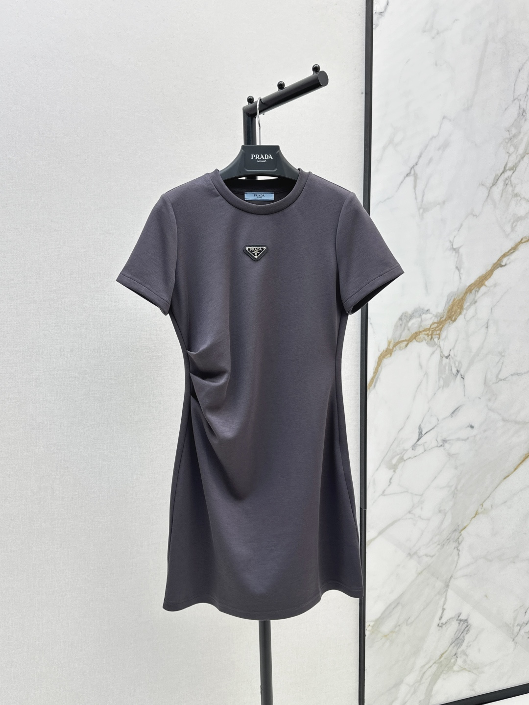 NO:452148,PD 25Ss———The latest triangular pleated waist-lifting dress in early autumn, classic triangular pleated waist-lifting dress on chest, pleated waist-lifting to modify the body, full of casual and lazy color matching style, classic style durability, never out of time, simple and high-end, super temperament, two colors are on sale in stock, sml, skirts, alexander wang19860909PD 25Ss———早秋最新款三角标褶皱收腰连衣裙 胸口经典三角标装饰 褶皱收腰修饰身形 配色版型满满的休闲慵懒感 款式经典耐穿永不过时 简约高级 超级显气质 两色现货发售sml,,skirts,alexander wang,Women's clothing