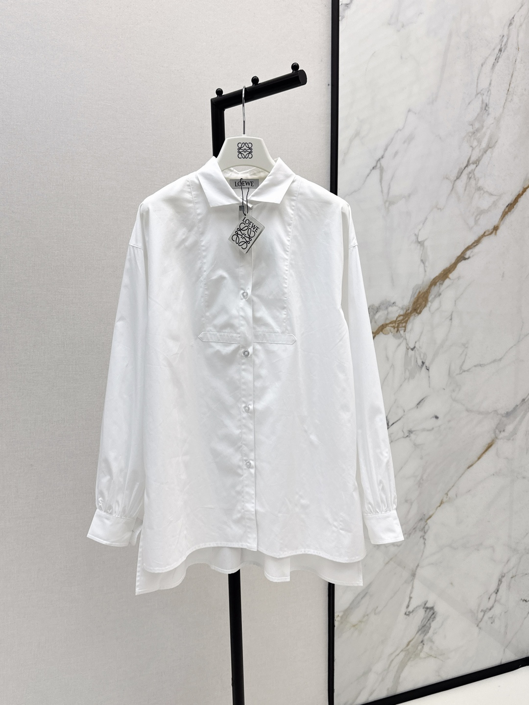 NO:452143,Loe 25Ss——————The latest logo leather brand long shirt with early autumn. Imported high-subscription pure cotton shirt with excellent texture. The classic wide version is versatile and not picky. The long version of the back logo leather brand is high-end and fashionable and simple. It is suitable for daily commuting and leisure. Two spot-on sml, loewe,shirts,alexander wang19860909Loe 25Ss————早秋最新款logo皮牌长款衬衫 进口高支数纯棉衬衫面料质感超赞 经典宽版版型百搭不挑人 长款的版型后背logo皮牌装饰高级又时髦简约 日常通勤休闲出街都很合适 两现货发售sml,,loewe,shirts,alexander wang,Women's clothing