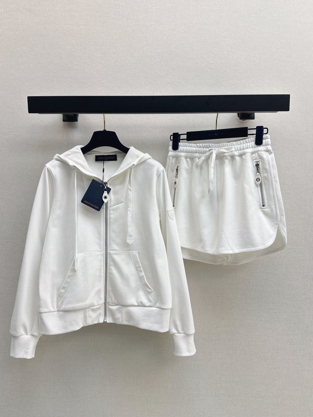 NO:452132,L family 25Ss————The latest hooded clean casual suit for autumn and winter, hooded zipper jacket + high-waist shorts, loose H design hooded jacket jacket with super good upper body, sub-positioning LOGO embellishment, handsome and fashionable design, sweet and salty temperament, fashionable girlish style, versatile and not picky, available for sports or daily life, one set, two colors are available for sale in stock, sml, louis vuitton, shorts, jackets & coats, jackets & coats, hats, alexander wang19860909L家 25Ss————秋冬最新款连帽净色休闲套装 连帽拉链外套+高腰短裤 宽松H设计连帽夹克外套上身超好看 子定位LOGO点缀 设计帅气又时髦 可甜可盐气质又时髦少女风版型百搭不挑人 运动或者日常都可 一套出 两色现货发售sml,,louis vuitton,shorts,jackets & coats,jackets & coats,hats,alexander wang,Women's clothing