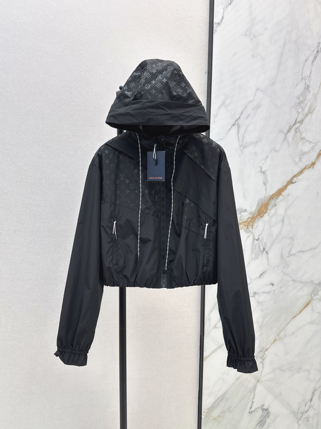 NO:452127,L Home 25Ss——————The latest classic presbyterian hooded short jacket in early autumn. Special material has a texture. Every small detail pays great attention to the right sense of high-end. Three-dimensional tailoring makes the upper body of the ready-to-wear more exquisite and fashionable. The real thing is so great. One-color spot-on sml, louis vuitton, jackets & coats,hats,alexander wang19860909L家 25Ss————早秋最新款经典老花连帽小短款外套 特殊材质有肌理感 每个小细节都非常注重 恰到好处的高级感 立体剪裁 让成衣上身更为精致洋气 实物太赞啦 一色现货发售sml,,louis vuitton,jackets & coats,hats,alexander wang,Women's clothing