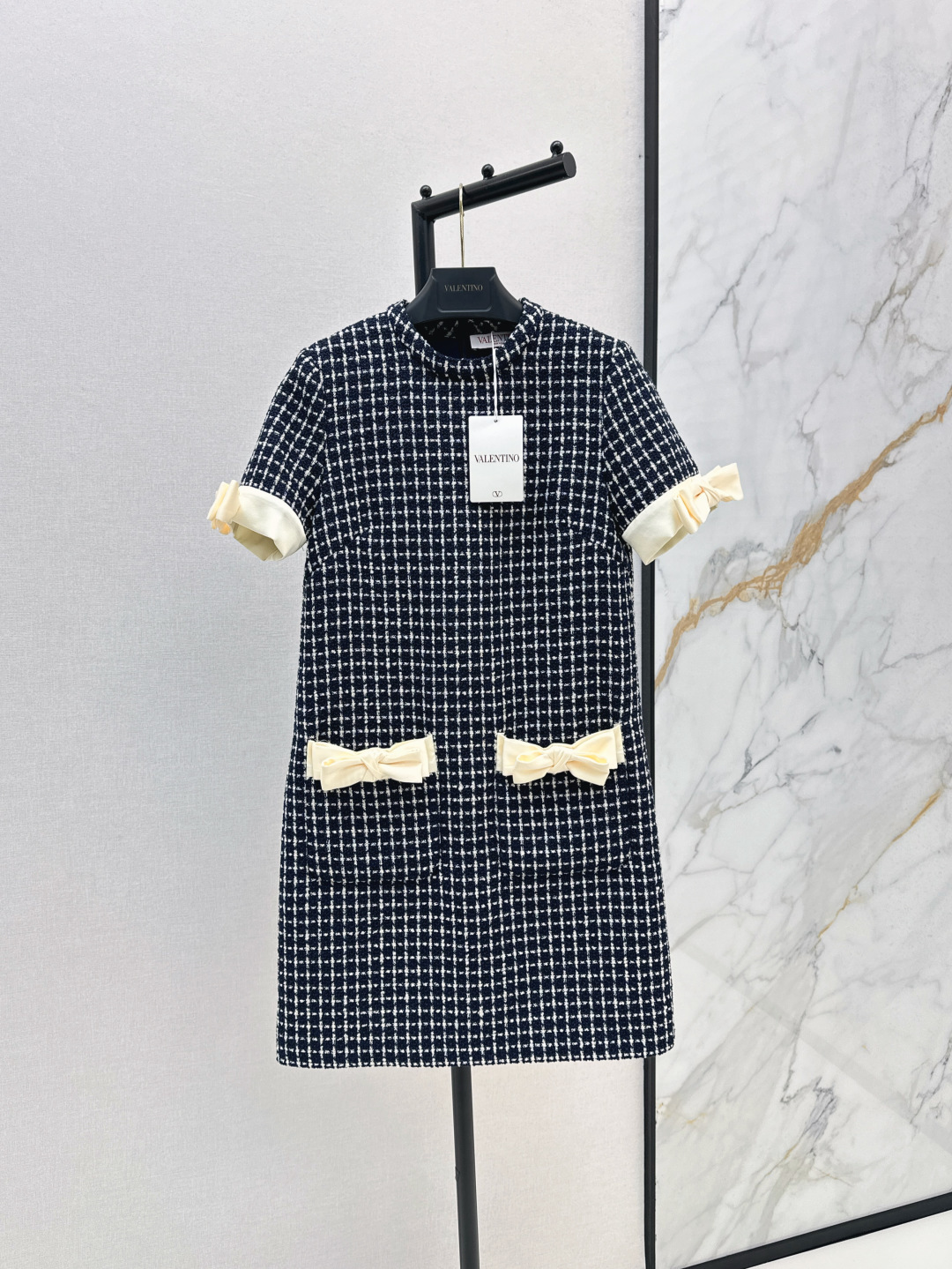 NO:452122,VLTN 25Ss——————The latest style of early autumn bow-sleeved decorative plaid braided dress custom imported woven fabric Round neck H-shaped tailoring Details enhance the precision Pocket and cuff bow decoration Rich layers and add points to the upper and lower proportions The upper body more modify the body lines and add exquisite charm The outfit is high-end and noble. One-color spot-on sml, skirts, alexander wang19860909VLTN 25Ss————早秋最新款蝴蝶结袖子装饰格纹编织连衣裙定制进口编织面料 圆领H版型剪裁 细节提升精致度 口袋及袖口蝴蝶结装饰 丰富层次 同时加分上下比例 上身更修饰身材线条 增添精致魅力 穿搭高级贵气 一色现货发售sml,,skirts,alexander wang,Women's clothing