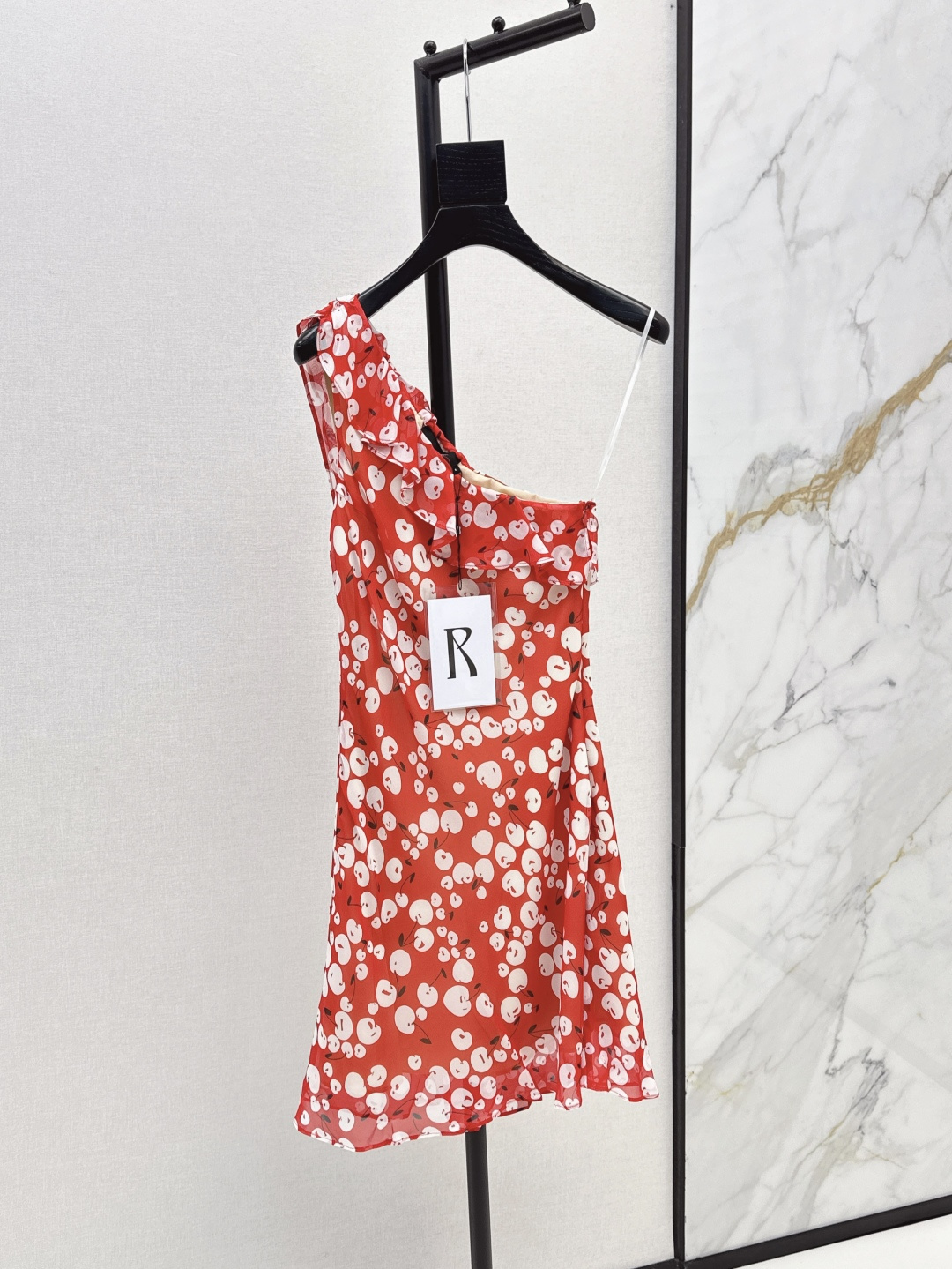 NO:452117,Exclusive first launch, fashionable and niche design, 25Ss———The latest spring and summer floral patterned off-shoulder dress with a strong vacation style, romantic and elegant white and rich beauty essentials, imported silk fabric, one-color spot on sale xssml, skirts, real silk, alexander wang19860909独家首发 时髦小众设计 25Ss———春夏最新款碎花图案斜肩连衣裙浓郁的度假风气息 浪漫优雅的白富美必备单品 进口真丝面料 一色现货发售xssml,,skirts,real silk,alexander wang,Women's clothing