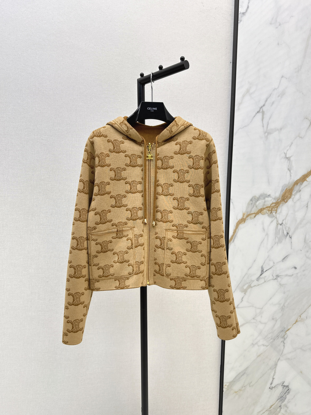 NO:452107,Double-sided wearable CE 25Ss—————The latest Arc de Triomphe jacquard hooded knitted jacket in the early autumn, the upper body is full of age reduction, the classic Arc de Triomphe weaving pattern, the classic style is versatile and not picky, heavy-duty dyed 100% wool yarn, one-color spot on sale, sml, jackets & coats, hats, alexander wang19860909双面可穿 CE 25Ss————早秋最新款凯旋门提花连帽针织外套上身减龄感十足 经典凯旋门提织图案 经典的版型上身百搭不挑人 重磅定染百分百羊毛纱线 一色现货发售sml,,jackets & coats,hats,alexander wang,Women's clothing