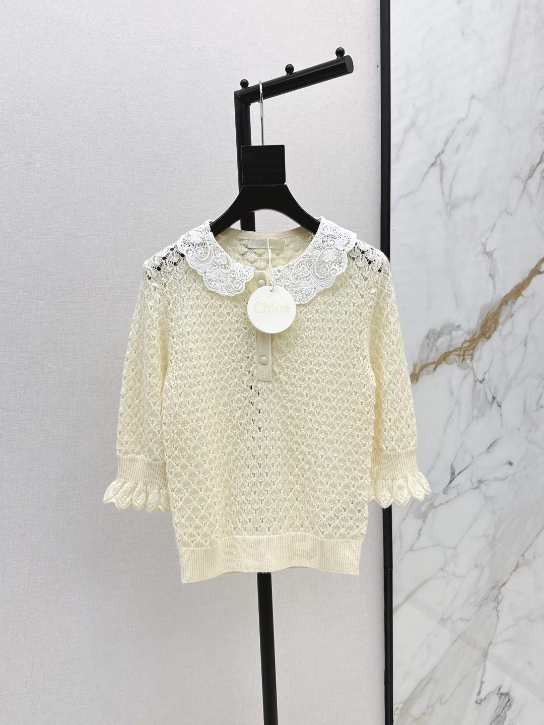 NO:452102,Exclusive first release Ch~E 25Ss———————The latest model of early autumn doll collar half-sleeved sweater for yb purchase one-to-one comparison. Customized hook-and-flower hollow pattern with water-soluble doll lapels, extra points for age-reducing feeling. Classic portable style does not pick the figure. SML is available in stock, Alexander wang19860909独家首发 Ch～E 25Ss————早秋最新款娃娃领半袖针织衫yb购入一比一定制 定制钩花镂空图案搭配水溶娃娃翻领 减龄感加分 经典随身版型不挑身材 一色现货发售sml,,alexander wang,Women's clothing