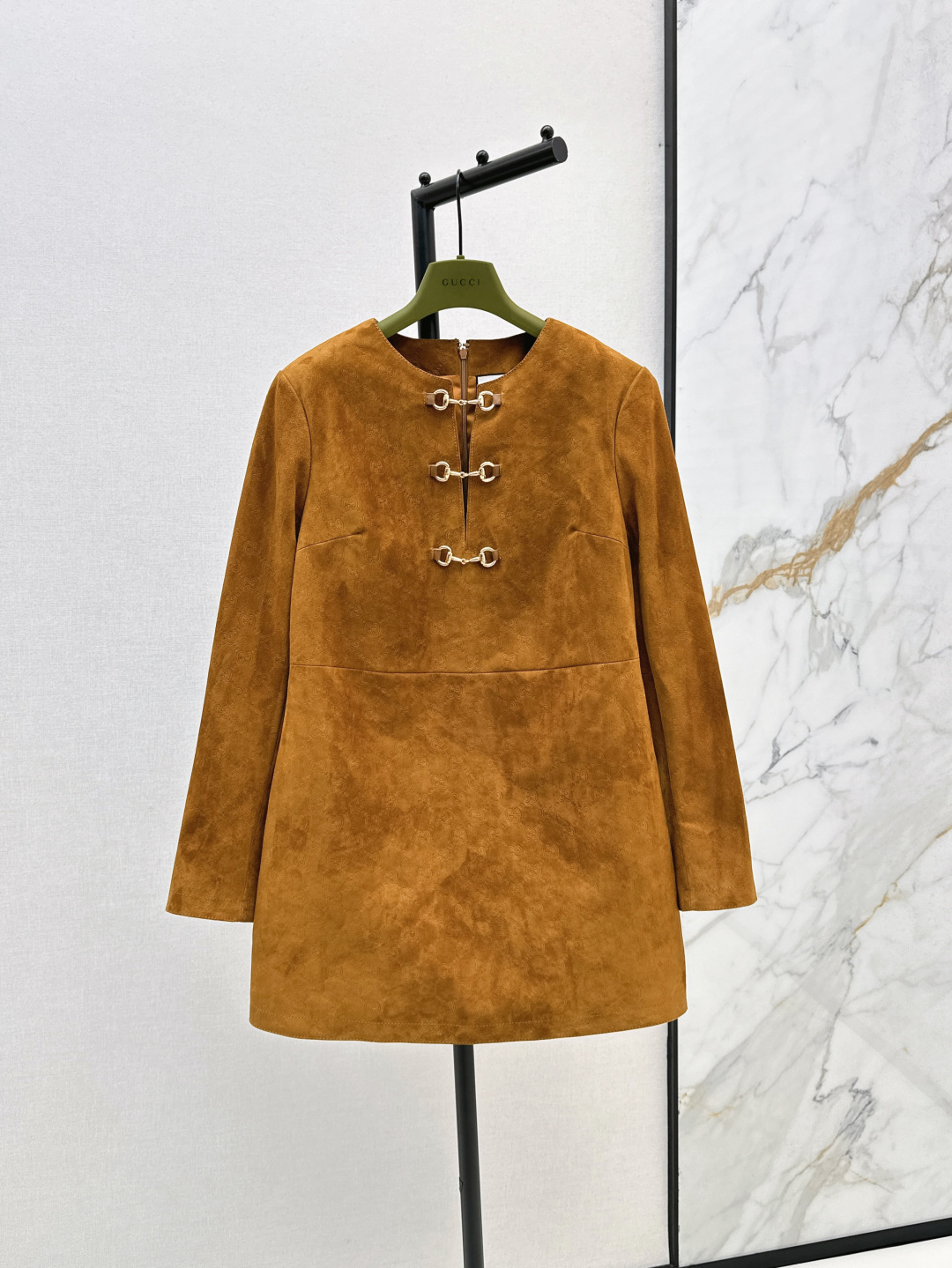 NO:452129,Exclusive first release Gu 25Ss————The latest classic logo embossed dress in autumn and winter. Heavy gg pattern craftsmanship. Deerskin suede fabric. The first major in winter. Gucci's show style is attracted by this double G presbyopia at first sight. ~~ The high-end version is full of high-end feel that can be seen in the naked eye. H-style tailoring. It is cool and cool. It is fashionable and handsome. It is available in stock. sml, gucci, skirts, alexander wang19860909独家首发 Gu 25Ss————秋冬最新款经典logo压花连衣裙 重磅gg图案工艺百分百鹿皮绒面料 冬季的重磅第一弹 古驰的秀款 一眼就被这款双G老花吸引 ～～高版本肉眼可见的高级感拉满 H版型剪裁 又酷又飒 的时髦帅气Look～～ 一色现货发售sml,,gucci,skirts,alexander wang,Women's clothing