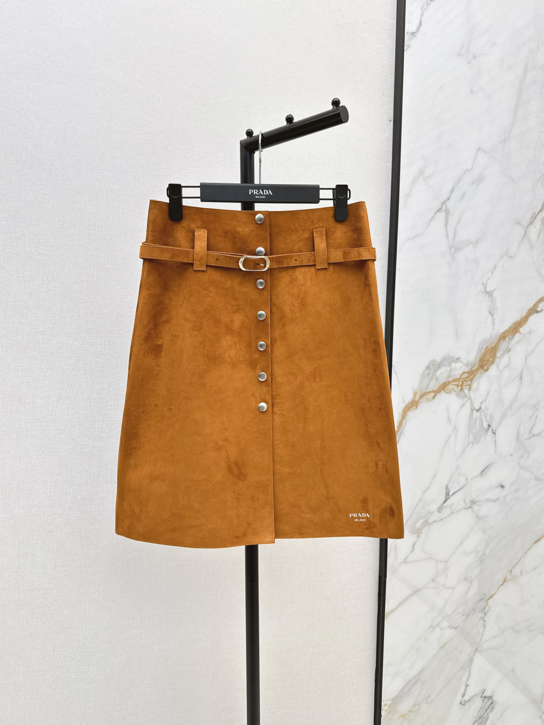 NO:452125,High-spirited fashionable outfit PD 25Ss————The latest autumn and winter style Kalili style lambskin high-waist skirt. The mid-length belt design is elegant and elegant. Exclusive customized suede suede goatskin double-sided craft design. Top 100% imported leather texture is super delicate. Minimalist tailoring. Special special aircraft craftsmanship and oil-edge craftsmanship. Silver buckle design is cool and high-end. White and rich beauty must be fashionable. Classic mid-low waist style is versatile and not picky about people. Super positive. Imported hardware accessories. SML is available in stock. Skirts, sheepskin, chamois leather, alexander wang.19860909高智感时髦穿搭PD 25Ss————秋冬最新款可露丽风小羊皮高腰半裙 中长款配腰带设计优雅大气 独家定制麂皮绒面山羊皮里双面工艺设计 顶级百分百进口皮质感超级细腻 极简主义剪裁 特种专机工艺手工油边工艺 银扣设计又飒又高级 白富美必入时髦单品 经典中低腰版型百搭不挑人上身超级正 进口五金配件 一色现货发售sml,,skirts,sheepskin,chamois leather,alexander wang,Women's clothing