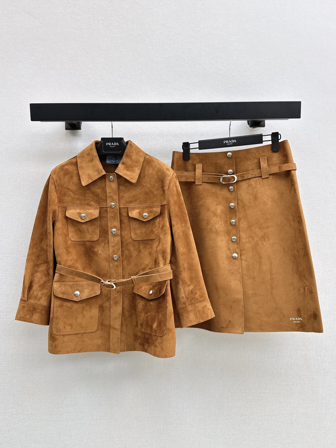 NO:452119,High-spirited fashionable outfit PD 25Ss———The latest autumn and winter style, cool, four-pocket decorative lapel leather jacket, mid-length belt design, elegant and atmospheric, exclusive custom suede suede goat leather double-sided craft design, top 100% imported leather texture, minimalist tailoring, special special aircraft craft handmade oil edge craft, silver buckle design is cool and high-end, white and rich beauty must-have fashionable items, versatile body super positive, imported hardware accessories, one-size spot sml,, jackets & coats, leather jacket, sheepskin, chamois leather, alexander wang19860909高智感时髦穿搭PD 25Ss————秋冬最新款可露丽风帅气四口袋装饰翻领皮衣外套中长款配腰带设计优雅大气 独家定制麂皮绒面山羊皮里双面工艺设计 顶级百分百进口皮质感超级细腻 极简主义剪裁 特种专机工艺手工油边工艺 银扣设计又飒又高级 白富美必入时髦单品 百搭上身超级正 进口五金配件 一色现货发售sml,,jackets & coats,leather jacket,sheepskin,chamois leather,alexander wang,Women's clothing