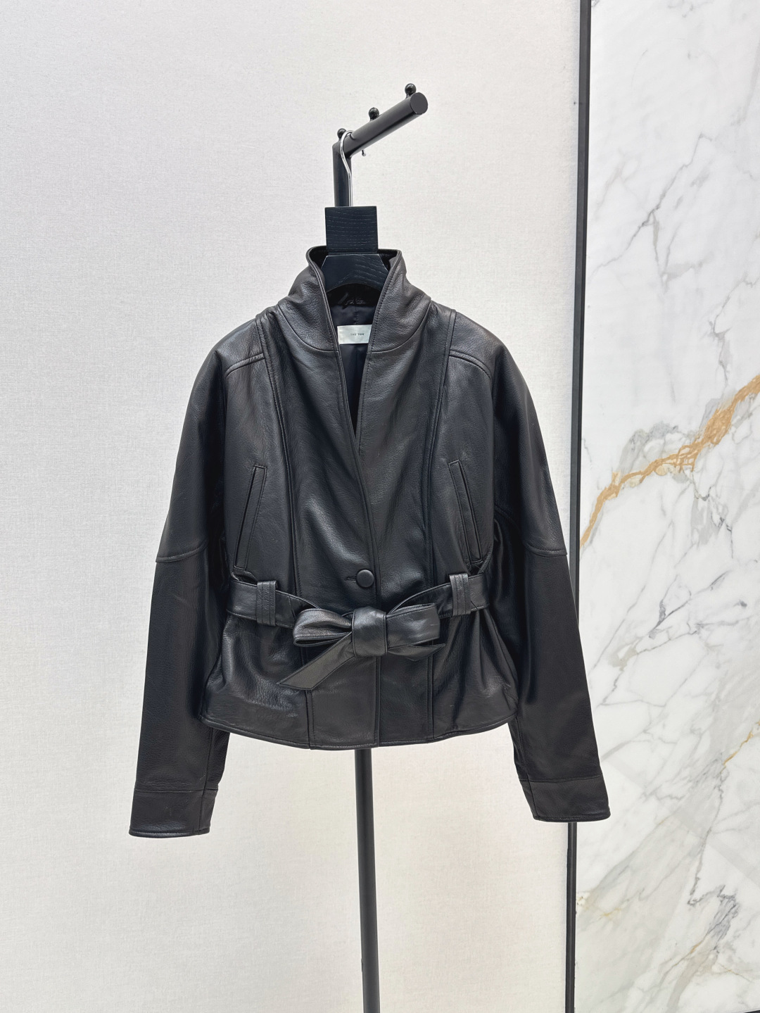 NO:452114,High-end quality control must be included Row 25Ss—————The latest style of the latest stand-up jacket for early autumn, 100% imported lambskin fabric overzise silhouette cut, tough and soft, the upper body is handsome and versatile and slim, retro modern casual and casual girl's wardrobe must have fashionable items. Two-color spot sml,, jackets & coats, jackets & coats, sheepskin, alexander wang19860909高端品质控必入 Row 25Ss————早秋最新款立领夹克外套百分百进口小羊皮面料 overzise廓形感剪裁 硬朗中不失柔美 版型上身帅气百搭又显瘦 复古摩登休闲率性的少女衣橱必备时髦单品 两色现货发售sml,,jackets & coats,jackets & coats,sheepskin,alexander wang,Women's clothing