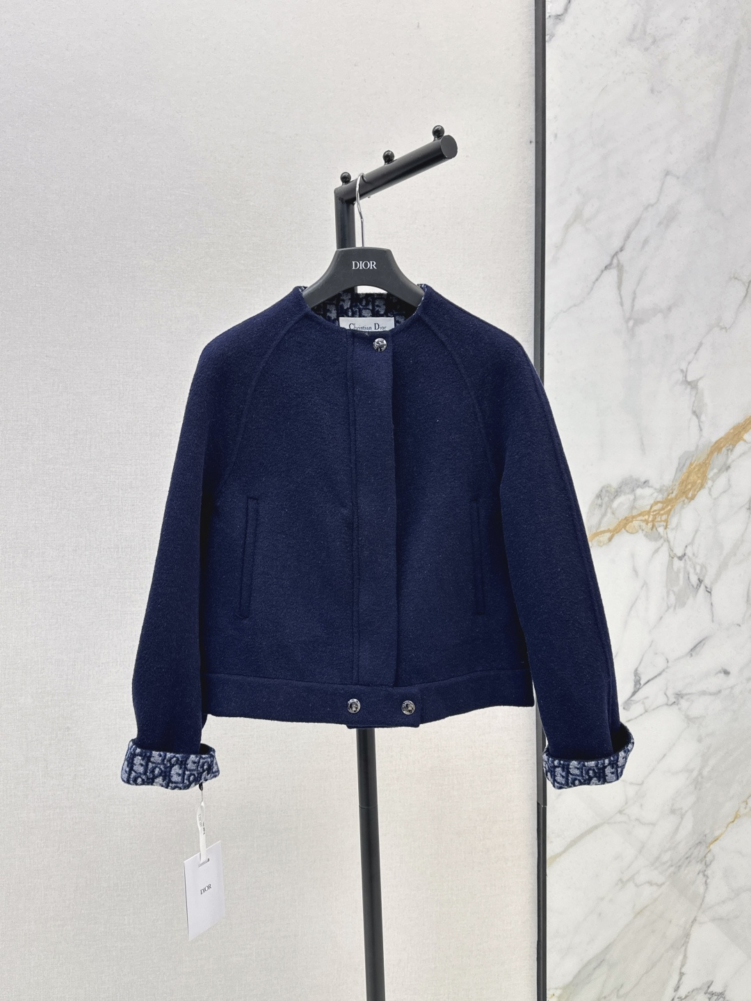 NO:452109,Exclusive first launch Top high-end quality CD 25Ss—————The latest presbyterian logo double-sided short wool coat in early autumn. Pure handmade craftsmanship, double-sided wearable. Swiss machine jacquard two-color logo positioning hem striped letter jacquard color weaving craftsmanship is luxurious and low-key. Loose and short style is not picky about people's upper body. Super high-end. Small person's gossip. White and rich beauty must-have items. Imported 100% wool double-sided wool fabric. Highly recommended. One-color spot sale sml,,alexander wang19860909独家首发 顶级高端品质 CD 25Ss———早秋最新款老花logo双面呢短款羊毛大衣 纯手工制作工艺 双面可穿 瑞士机提花双色logo定位下摆条纹字母提花色织工艺奢华低调 宽松短款长度不挑人上身超高级 小个子福音 白富美必入单品 进口百分百羊毛双面呢面料 强烈推荐自留款 一色现货发售sml,,alexander wang,Women's clothing