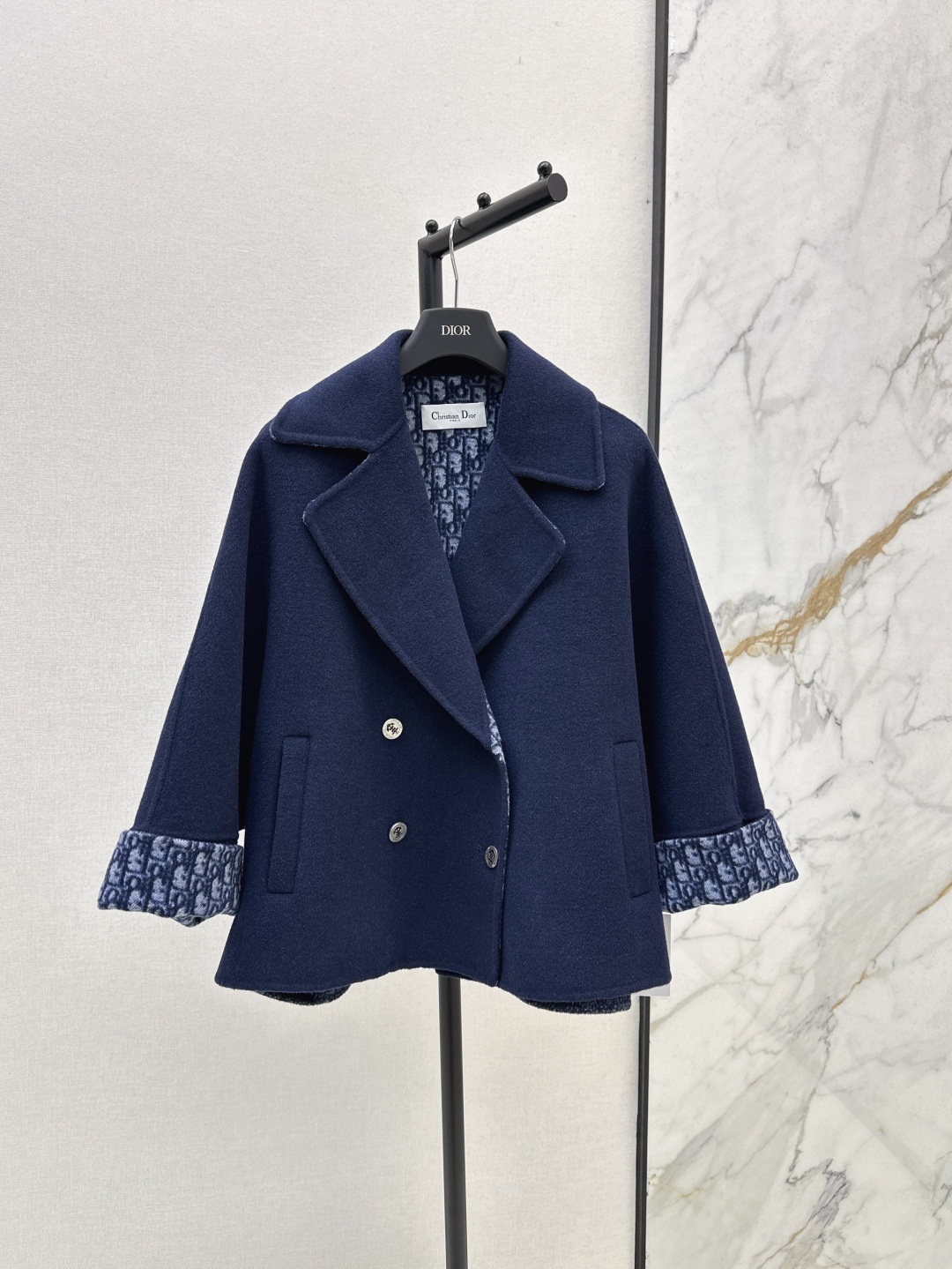 NO:452104,Exclusive first launch Top high-end quality CD 25Ss—————The latest presbyterian logo double-sided short wool coat in early autumn. Pure handmade craftsmanship, double-sided wearable. Swiss machine jacquard two-color logo positioning hem striped letter jacquard color weaving craftsmanship is luxurious and low-key. Loose and short style is not picky about people's upper body. Super high-end. Small person's gossip. White and rich beauty must-have items. Imported 100% wool double-sided wool fabric. Highly recommended for your own model. Two-color spot sml,,alexander wang19860909独家首发 顶级高端品质 CD 25Ss———早秋最新款老花logo双面呢短款羊毛大衣 纯手工制作工艺 双面可穿 瑞士机提花双色logo定位下摆条纹字母提花色织工艺奢华低调 宽松短款长度不挑人上身超高级 小个子福音 白富美必入单品 进口百分百羊毛双面呢面料 强烈推荐自留款 两色现货发售sml,,alexander wang,Women's clothing