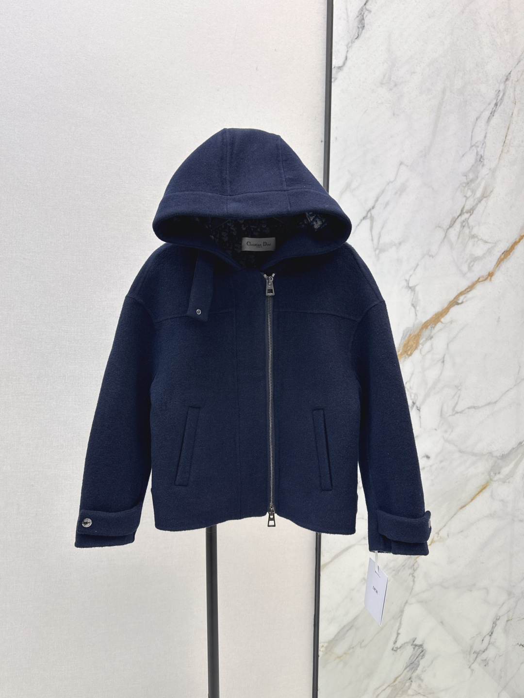 NO:452099,Exclusive first launch Top high-end quality CD 25Ss—————The latest presbyterian logo double-sided wool short hooded wool coat in early autumn. Pure handmade craftsmanship, double-sided wearable. Swiss machine jacquard two-color logo positioning hem striped letter jacquard color weaving craftsmanship is luxurious and low-key. Loose and short style is not picky about people's upper body. Super high-end. Small person's gossip. White and rich beauty must-have items. Imported 100% wool double-sided wool fabric. Highly recommended for your own model. Two-color spot sale sml,,hats,alexander wang19860909独家首发 顶级高端品质 CD 25Ss———早秋最新款老花logo双面呢短款连帽羊毛大衣 纯手工制作工艺 双面可穿 瑞士机提花双色logo定位下摆条纹字母提花色织工艺奢华低调 宽松短款长度不挑人上身超高级 小个子福音 白富美必入单品 进口百分百羊毛双面呢面料 强烈推荐自留款 两色现货发售sml,,hats,alexander wang,Women's clothing