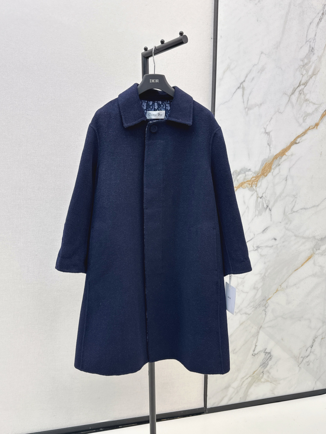 NO:452094,Exclusive first launch Top high-end quality CD 25Ss—————The latest presbyterian logo double-sided wool coat in early autumn. Pure handmade craftsmanship, double-sided wearable. Swiss machine jacquard two-color logo positioning hem striped letter jacquard color weaving craftsmanship is luxurious and low-key. Loose and short style is not picky about people's upper body. Super high-end. Small person's gossip. White and rich beauty must-have items. Imported 100% wool double-sided wool fabric. Highly recommended. One-color spot sale sml, alexander wang19860909独家首发 顶级高端品质 CD 25Ss———早秋最新款老花logo双面呢中长款羊毛大衣 纯手工制作工艺 双面可穿 瑞士机提花双色logo定位下摆条纹字母提花色织工艺奢华低调 宽松短款长度不挑人上身超高级 小个子福音 白富美必入单品 进口百分百羊毛双面呢面料 强烈推荐自留款 一色现货发售sml,,alexander wang,Women's clothing