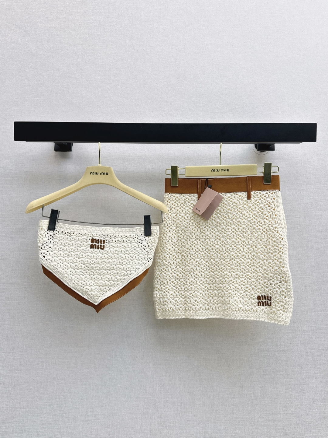 NO:452092,Half-painted small white style Miu 25Ss——————The latest hollow knitted splicing strapless braid + Mini skirt Customized wool yarn weaving Craft processing Restore YB Hollow weaving with brown elk leather edging The front of the top is covered with an inverted triangle style to modify the waist and abdomen. The leather belt buckle is connected on the back to create a unique western girl's free atmosphere. The short skirt letter logo details plus points. The dark brown elk leather wrapping echoes the details of the details show quality. Suitable for party travel and photography. It is absolutely hot beauty. One-color split development. SML, miumiu, skirts, alexander wang19860909半 抹小白同款 Miu 25Ss————早秋最新款镂空针织拼接抹胸+Mini半裙 定制羊毛纱线织造 工艺处理 还原YB 镂空编织配合棕色麋皮包边 上衣正面以倒三角样式遮盖修饰腰腹 后背皮质带扣连接 穿出独一无二的西部少女自由气息 短款半裙字母徽标细节加分 上下呼应的深棕色麋皮包裹 细节彰显品质 适合聚会旅游拍照穿搭 妥妥热辣美女 一色分开发 现货发售sml,,miumiu,skirts,alexander wang,Women's clothing