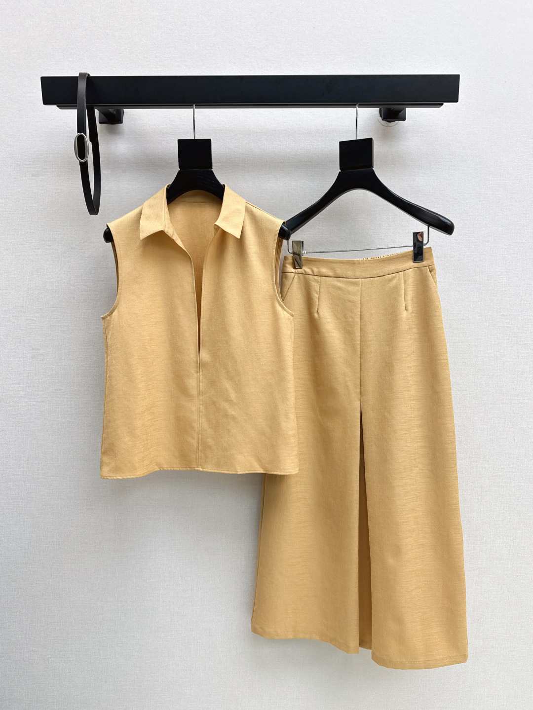 NO:452089,300L 25Ss———————The latest high-end outfit suit for early autumn, lapel sleeveless top + skirt, distribution belt decoration, top body looks slim and tall, gentle and elegant without losing the aura, exquisite déjà vu, slim and not picky, one set, three colors are available in stock, sml, loro piana, skirts, alexander wang19860909300L 25Ss————早秋最新款高级感穿搭套装 翻领无袖上衣+半裙 配送腰带装饰 上身显瘦又高挑 不失气场的温柔优雅感 精致既视感版型显瘦不挑人 一套出 三色现货发售sml,,loro piana,skirts,alexander wang,Women's clothing