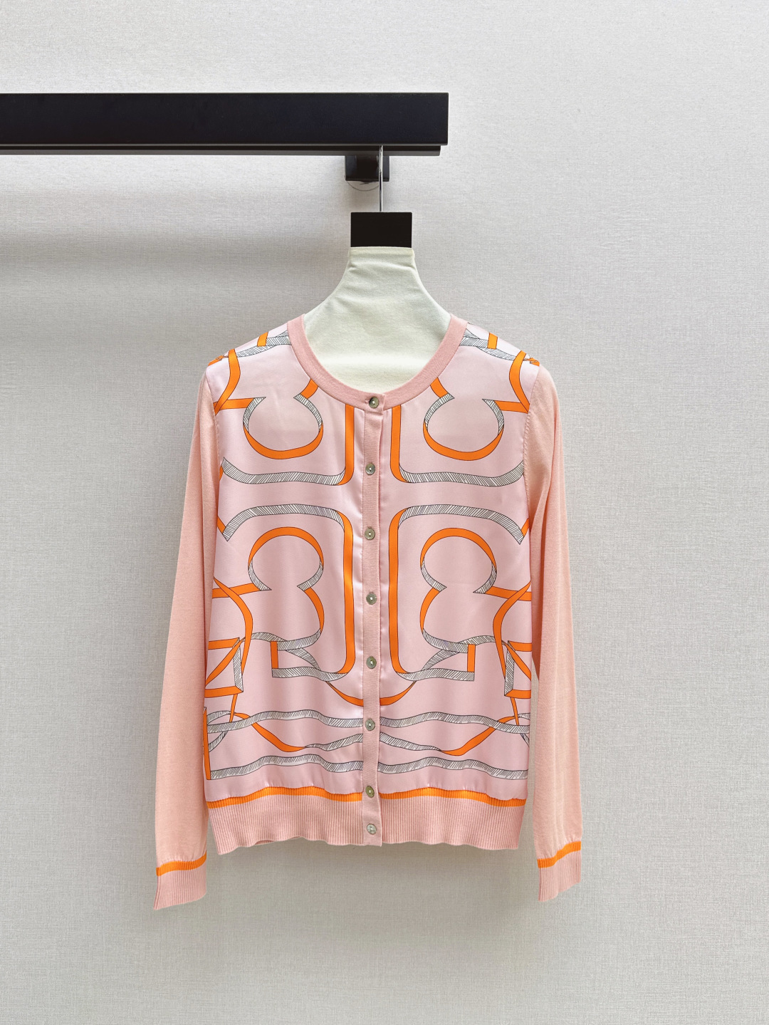 NO:452087,Exclusive first release Her 25Ss—————The latest model of early autumn silk-print pattern spliced ​​knitted cardigan Tennis knitted fabric spliced ​​twill silk. The light texture is very breathable. The must-have item in summer. The classic style is not picky. The upper body looks slim and versatile. Three-color spot sml, alexander wang19860909独家首发 Her 25Ss————早秋最新款人丝印花图案拼接针织开衫天丝针织面料拼接斜纹人丝 轻薄的质感透气性很好 夏日必备单品 工经典版型不挑人 上身显瘦又百搭 三色现货发售sml,,alexander wang,Women's clothing