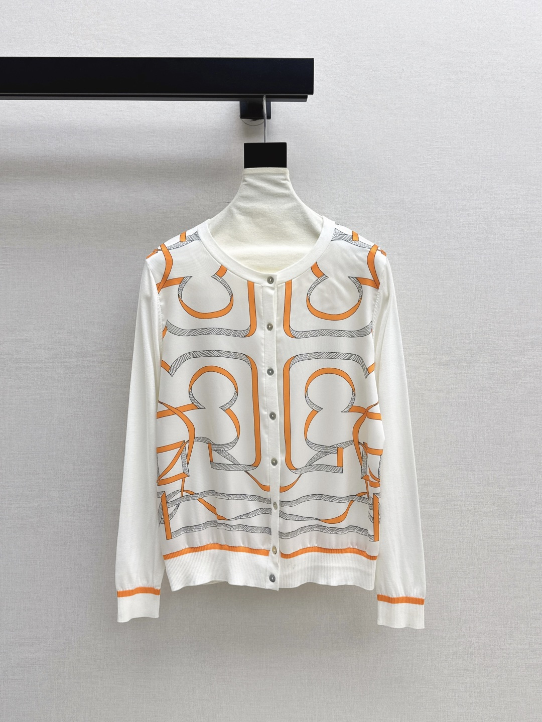 NO:452083,Exclusive first release Her 25Ss—————The latest model of early autumn silk-print pattern spliced ​​knitted cardigan Tennis knitted fabric spliced ​​twill silk. The light texture is very breathable. The must-have item in summer. The classic style is not picky. The upper body looks slim and versatile. Three-color spot sml, alexander wang19860909独家首发 Her 25Ss————早秋最新款人丝印花图案拼接针织开衫天丝针织面料拼接斜纹人丝 轻薄的质感透气性很好 夏日必备单品 工经典版型不挑人 上身显瘦又百搭 三色现货发售sml,,alexander wang,Women's clothing