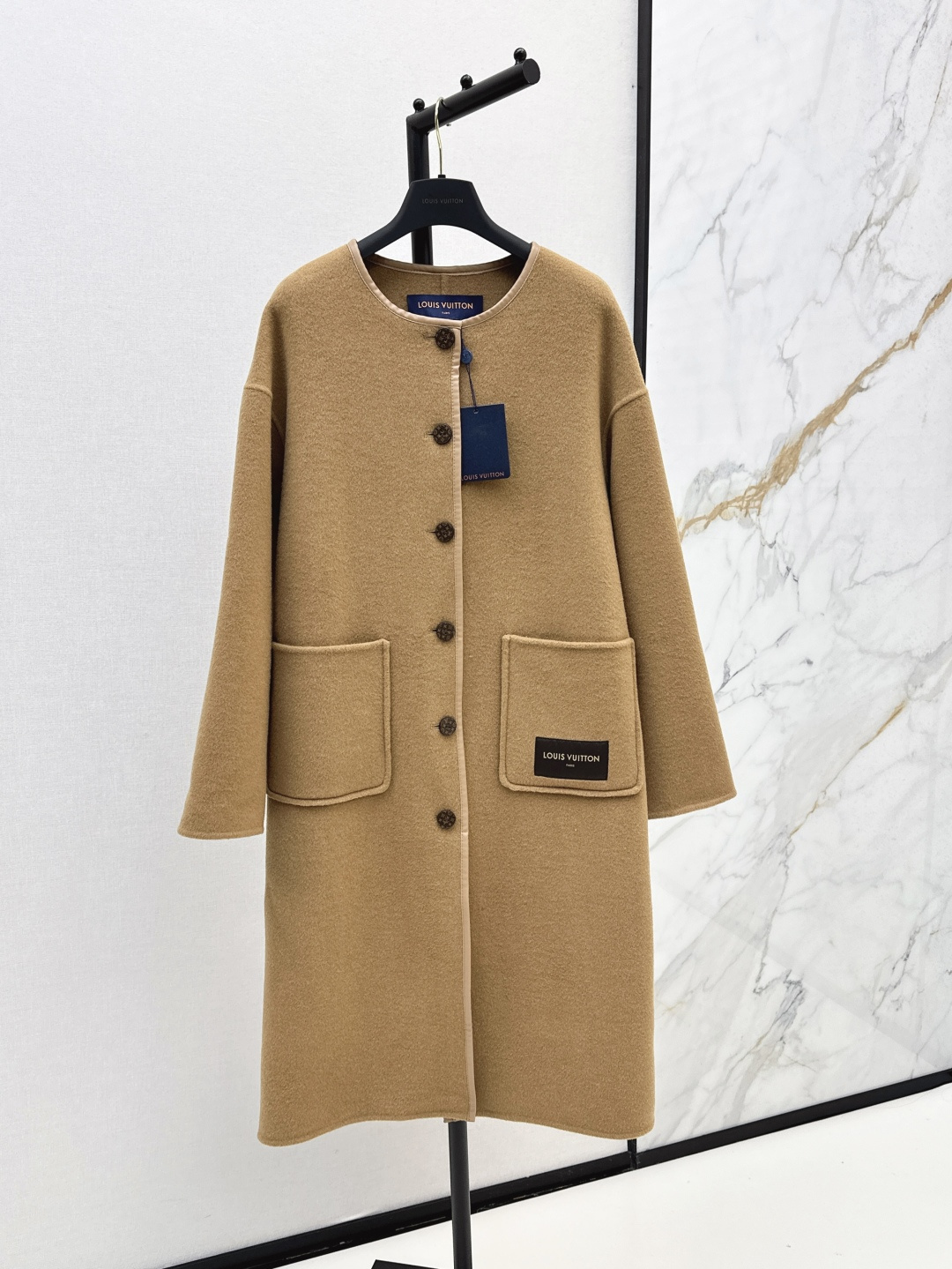 NO:452078,L Home 25Ss———The latest double-sided long coat coat with autumn and winter custom imported wool fabric, double-sided wearable, long H-shaped tailoring, simple cut, more high-end texture of fabric, full of four-leaf clover elements and letter logos, showing low-key and luxurious brand tone, wear the gentleness and delicateness of Korean female protagonists, easily switch styles to realize one dress and two wears, show elegant posture on the upper body, whether it is daily travel or business negotiation, you can become the focus. Two colors are on sale in stock,, louis vuitton, jackets & coats, alexander wang19860909L家 25Ss————秋冬最新款双面可穿长款大衣外套定制进口羊毛面料 双面可穿 长款H版型剪裁 简约剪裁更突出面料高级质感 一面满印四叶草元素和字母徽标 彰显低调奢华的品牌调性 穿出韩式女主般的温柔细腻 轻松切换风格 实现一衣两穿 上身展现优雅姿态 无论是日常出行还是商务洽谈 都能让你成为焦点 两色现货发售sml,,louis vuitton,jackets & coats,alexander wang,Women's clothing