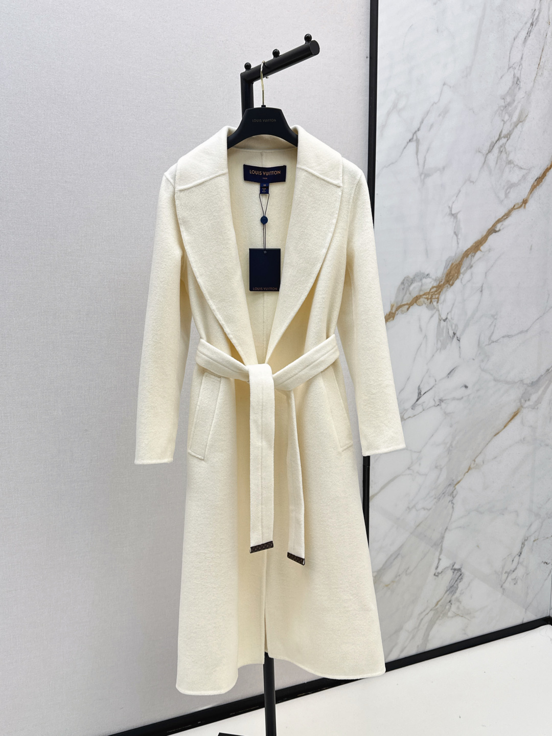 NO:452073,L Home 25Ss————The latest white long coat coat with autumn and winter, customized imported wool fabric, long H-shaped lapel tailoring, simple cut, more prominent fabric texture, and gentle and delicate, like a Korean female lead, the upper body shows an elegant posture, whether it is daily travel or business negotiation, it can make you the focus. SML is available in stock,,louis vuitton, jackets & coats,alexander wang19860909L家 25Ss————秋冬最新款白色长款大衣外套 定制进口羊毛面料 长款H版型翻领剪裁 简约剪裁更突出面料高级质感 穿出韩式女主般的温柔细腻 上身展现优雅姿态 无论是日常出行还是商务洽谈 都能让你成为焦点 一色现货发售sml,,louis vuitton,jackets & coats,alexander wang,Women's clothing