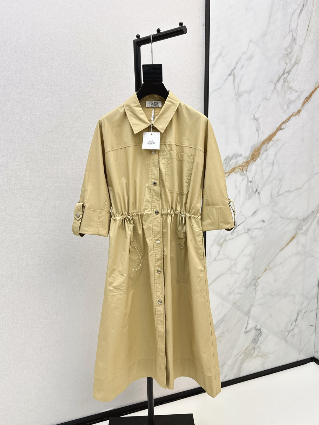 NO:452063,Exclusive first launch Her 25Ss—————The latest shirt collar waist-hugging dress with pull-out foldable sleeve design, simple and atmospheric and refined, drawstring waist-hugging design, super slim on the upper body, casual and handsome items, exclusively developed imported cotton poplin fabric + hardware accessories, additional points for details, two colors are available for sale in stock,, skirts, shirts, alexander wang19860909独家首发 Her 25Ss————早秋最新款衬衫领收腰连衣裙抽束可折叠袖设计 简约大气不失精致感 抽绳收腰设计上身超显瘦 休闲帅气单品 独家开发的进口棉府绸面料 +五金辅料 细节加分 两色现货发售sml,,skirts,shirts,alexander wang,Women's clothing