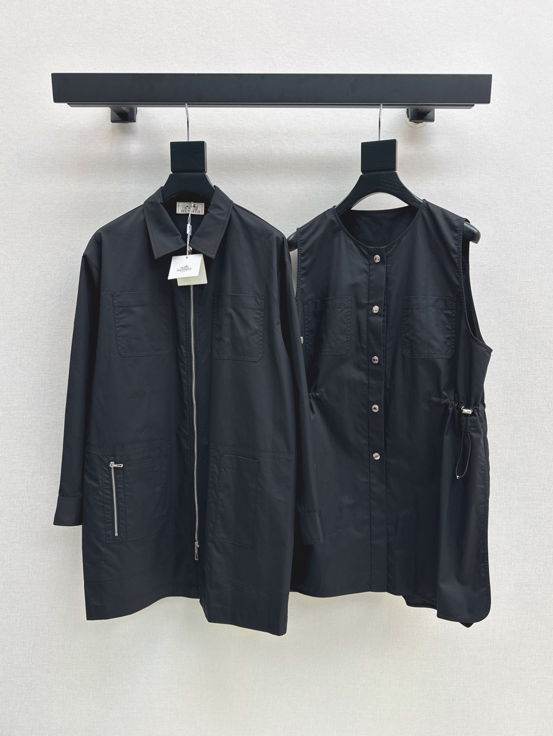 NO:452058,Exclusive first launch Her 25Ss——————The latest design style of the early autumn two-piece dress with sleeveless vest + loose shirt skirt. Heavy craftsmanship and two-wear styles. It looks good when paired separately~~ Double-sided pull-out design Simple and elegant without losing the sense of exquisiteness. Drawstring waist-hugging design is super slim on the upper body. Casual and handsome items. Exclusively developed imported cotton poplin fabric + hardware accessories. Added points for details. Two-color spot sml, skirts, shirts, alexander wang19860909独家首发 Her 25Ss————早秋最新款设计感两件套连衣裙无袖马甲+宽松衬衫裙 重工艺两穿款 分开搭配也好看～～ 双侧抽束设计 简约大气不失精致感 抽绳收腰设计上身超显瘦 休闲帅气单品 独家开发的进口棉府绸面料 +五金辅料 细节加分 两色现货发售sml,,skirts,shirts,alexander wang,Women's clothing