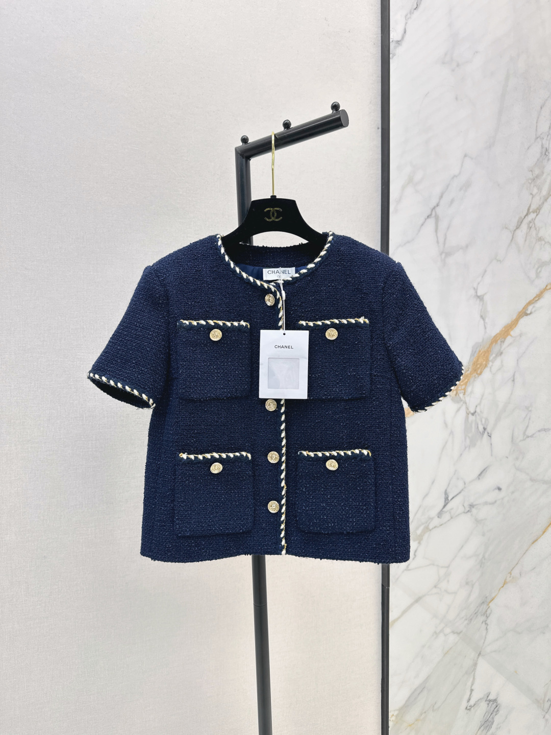 NO:452053,Gui Lunmei 25Ss———The latest contrasting lace decoration short-sleeved braided tops in autumn and winter. The braided fabric developed by yb has high texture. Contrast woven lace decoration rich details. A true sense of déjà vu. Essential fragrance style. Regular dyeing powder double C button embellishment. The upper body is elegant and noble and elegant. Easy to grasp the high-end feeling of a famous girl. One color is available for sale in stock. T-shirt, alexander wang19860909桂纶镁 25Ss————秋冬最新款撞色花边装饰短袖编织上衣 yb开发的编织面料 质感高级 撞色编织花边装饰丰富细节 妥妥的千金既视感 必备小香风 定染粉双C纽扣点缀 上身气质又高贵优雅 轻松拿捏名媛千金高级感 一色现货发售sml,,T-shirt,alexander wang,Women's clothing