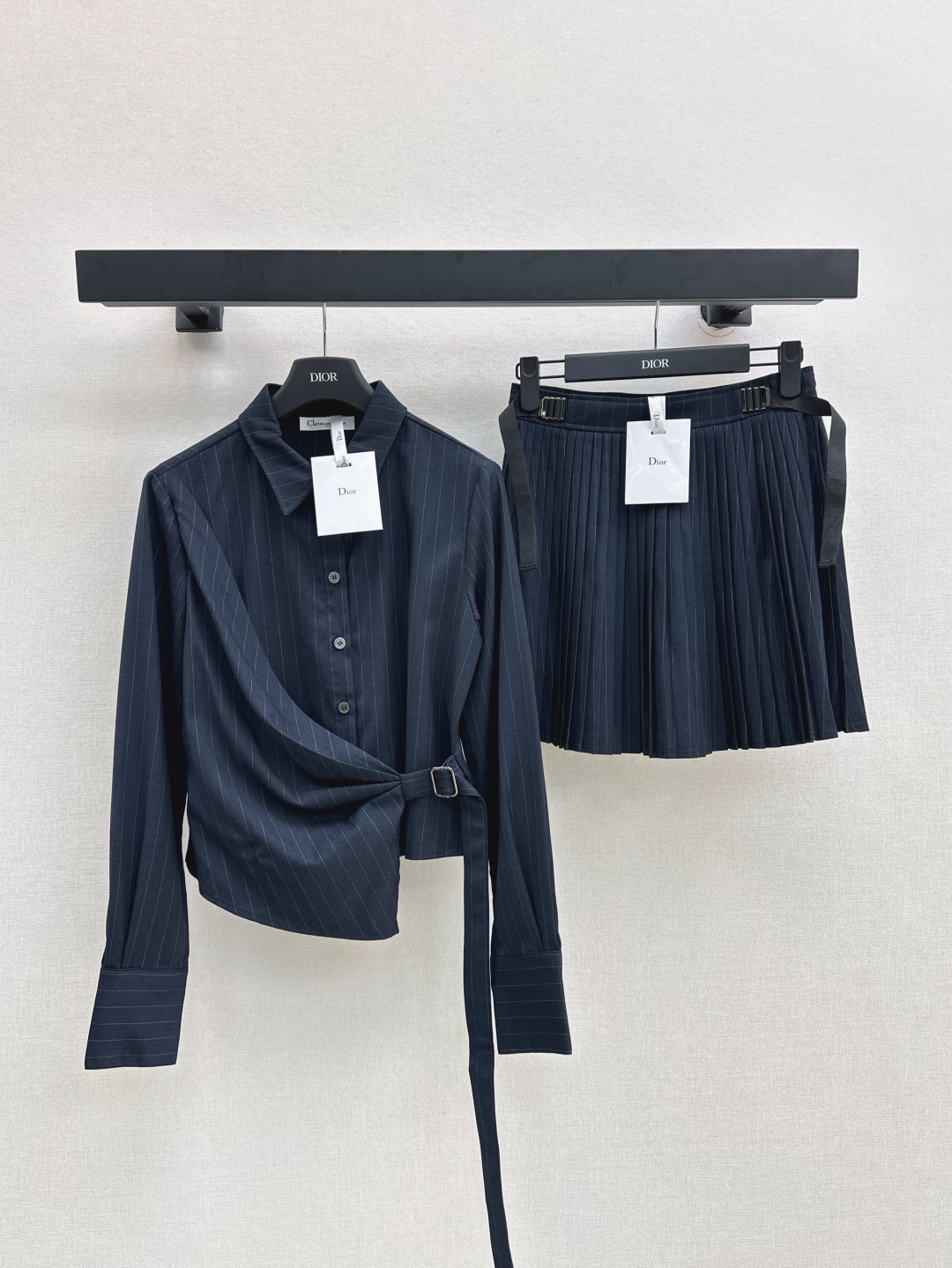 NO:452048,Seamless, semi-elegant Lady temperament CD 25Ss————The latest premium temperament set for early autumn, small short pleated striped shirt + pleated skirt. A casual and high-end highly recommended set. A waist-hugging design creates daily exquisite shapes. Rich and diverse handsome style. High-end striped fabric. Imported machine pleated treatment. Age-reducing skirt. Romantic temperament and charming. The upper body looks slim and tall. A must-have versatile artifact in the closet. The fairies show off~ One-sex development. SML, skirts, shirts, alexander wang.19860909衬 半优雅Lady气质 CD 25Ss———早秋最新款高级气质套装小短款褶皱搭片条纹衬衫+压褶半裙 随性高级强烈推荐一套搭配 收腰设计打造日常精致造型 丰富多元的帅气风格 高级条纹面料 进口机压褶处理 减龄裙摆浪漫气质优雅迷人 上身显瘦又高挑 衣橱里必备的百搭神器 小仙女们秀起来～ 一色分开发 现货发售sml,,skirts,shirts,alexander wang,Women's clothing