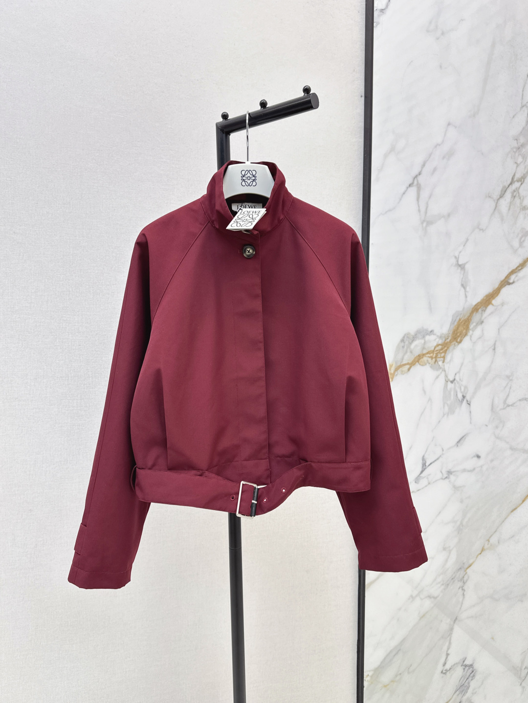 NO:452043,Loe 25Ss———The latest model of early autumn stand-up burgundy jacket, a style that can go out as soon as you wear it, no need to worry about matching, temperamental workwear style cool and stylish back logo leather card embellishment, full of high-end fashionable texture, loose shoulders, not picky, casual and fashionable upper body, sports street photography, all good, all on sale in stock, sml, loewe, jackets & coats, jackets & coats, alexander wang19860909Loe 25Ss———早秋最新款立领酒红色夹克外套 一穿就能出门的款 完全不用费心费力搭配 气质工装风酷帅有型后背logo皮牌点缀 满满的高级时髦质感 落肩宽松版型基础不挑人 上身休闲帅气又时髦 运动街拍 都不错 一色现货发售sml,,loewe,jackets & coats,jackets & coats,alexander wang,Women's clothing