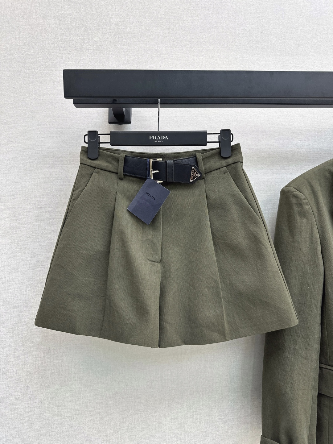 NO:452086,Recommended single series PD 25Ss————The latest popular and handsome suit in early autumn, loose-silhouette suits, loose-silhouette suits, belt decorative shorts, loose-silhouette style, sweet and cool style, textured custom fabric, classic logo main label decoration, top body looks slim and cool and stylish, overall cool and handsome, slim and tall body, cool and cool, recommended a set of matching, one-color spot on sale sml short, shorts, jackets & coats, business suit, alexander wang19860909爆单系列款推荐 PD 25Ss———早秋最新款高人气帅气套装宽松廓型西装外套+皮带装饰短裤 宽松廓形的版型剪裁 甜酷风简直绝了 富有质感的定制面料 经典Logo主唛装饰 上身显瘦又酷酷有型 整体酷帅感十足 显瘦显高的修饰身材 又酷又拽 推荐一套搭配 一色现货发售sml 短,,shorts,jackets & coats,business suit,alexander wang,Women's clothing