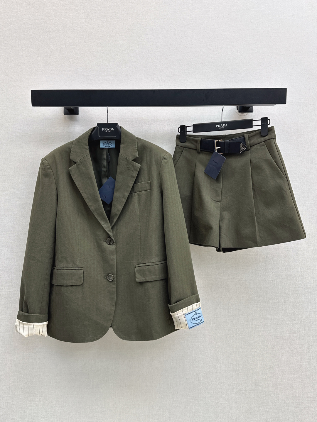 NO:452081,Recommended single series PD 25Ss————The latest popular and handsome suit in early autumn, loose-silhouette suits, loose-silhouette suits, belt decorative shorts, loose-silhouette style, sweet and cool style, textured custom fabric, classic logo main label decoration, top body looks slim and cool and stylish, overall cool and handsome, slim and tall body, cool and cool, recommended a set of matching, one-color spot on sale sml, West, shorts, jackets & coats, business suit, alexander wang19860909爆单系列款推荐 PD 25Ss———早秋最新款高人气帅气套装宽松廓型西装外套+皮带装饰短裤 宽松廓形的版型剪裁 甜酷风简直绝了 富有质感的定制面料 经典Logo主唛装饰 上身显瘦又酷酷有型 整体酷帅感十足 显瘦显高的修饰身材 又酷又拽 推荐一套搭配 一色现货发售sml 西,,shorts,jackets & coats,business suit,alexander wang,Women's clothing