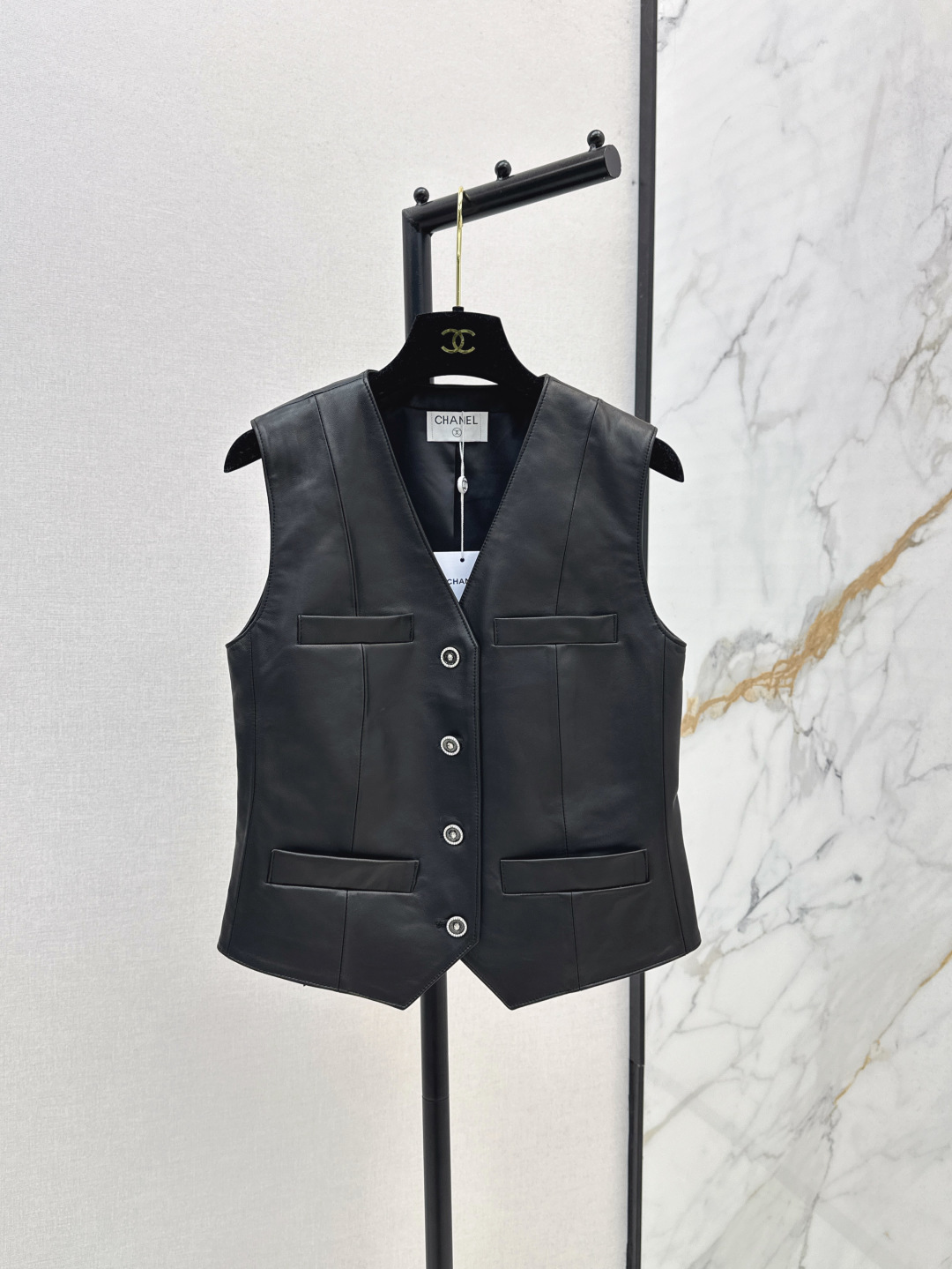 NO:452754,Exclusive model C home 25Ss————————The latest high-end handicraft workshop in early autumn, a series of matte leather vests + stand-up collar jackets coco girls’ personal outfits 100% imported lambskin fabric, classic round neck four-pocket style is not picky, can be sweet or salty ~~~ White and rich beauty must-have items are absolutely outstanding in the upper body, one-color spot sml vest, chanel, jackets & coats, sheepskin, alexander wang19860909独家款 C家 25Ss————早秋最新款高级手工坊一系列哑光皮马甲+立领外套 coco女孩个性穿搭 百分百进口小羊皮面料 经典圆领四口袋版型不挑人 可甜可盐 ～～白富美必备单品上身绝绝子 一色现货发售sml 马甲,,chanel,jackets & coats,sheepskin,alexander wang,Women's clothing