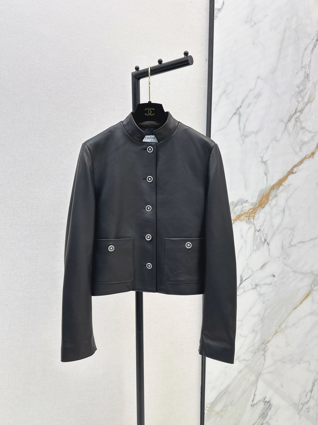 NO:452749,Exclusive model C home 25Ss————————The latest high-end handicraft workshop in early autumn, a series of matte leather vests + stand-up jackets, coco girls’ personal outfits, 100% imported lambskin fabric, classic round neck four-pocket style, can be sweet or salty, ~~ White and rich beauty must-have items, top body, one color is available for sale in stock, sml, chanel, jackets & coats, sheepskin, alexander wang19860909独家款 C家 25Ss————早秋最新款高级手工坊一系列哑光皮马甲+立领外套 coco女孩个性穿搭 百分百进口小羊皮面料 经典圆领四口袋版型不挑人 可甜可盐 ～～白富美必备单品上身绝绝子 一色现货发售sml 外,,chanel,jackets & coats,sheepskin,alexander wang,Women's clothing