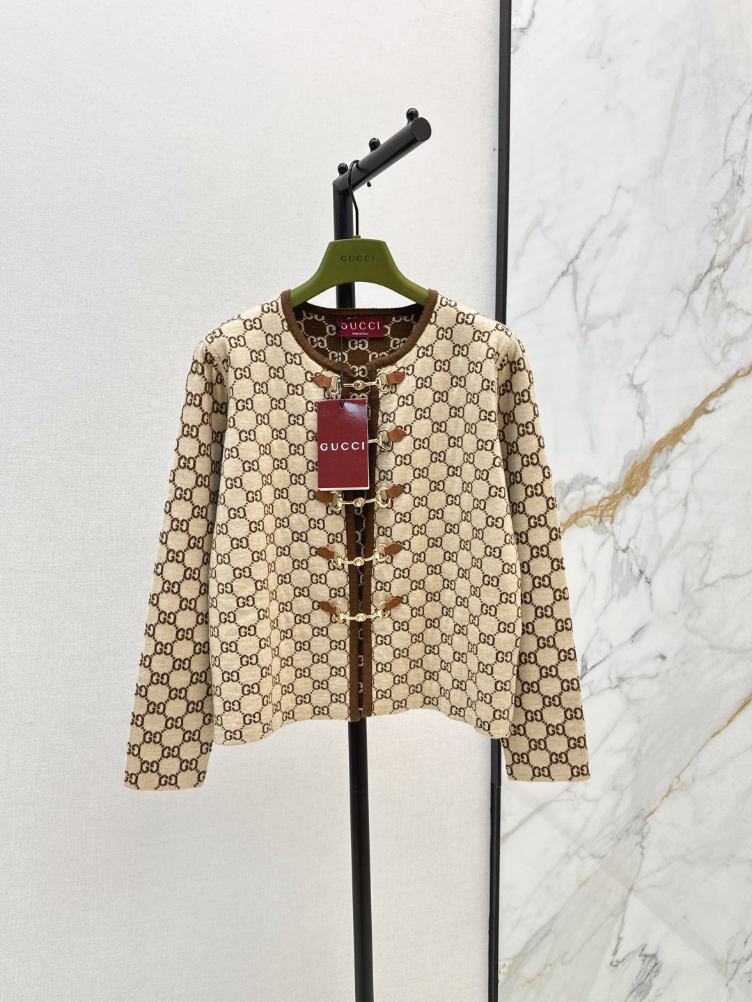 NO:452744,Exclusive first release Gu 25Ss———The latest camel apricot color cashmere presbyterian knitted cardigan classic logo woven pattern Low-key and unpretentious logo chain button logo perfect single product design Classic round neck is not picky for people, top body is huge and slim, casual and elegant British style, a must-have versatile artifact of white and rich beauty, imported yarn is super texture, one-color spot sml, alexander wang19860909独家首发 Gu 25Ss————秋冬最新款驼杏色羊绒老花针织开衫经典logo提织图案 低调不张扬的logo链条纽扣标识完善单品设计 经典圆领不挑人版型上身巨显瘦 休闲优雅英伦风 白富美必备百搭神器 进口纱线质感超赞 一色现货发售sml,,alexander wang,Women's clothing