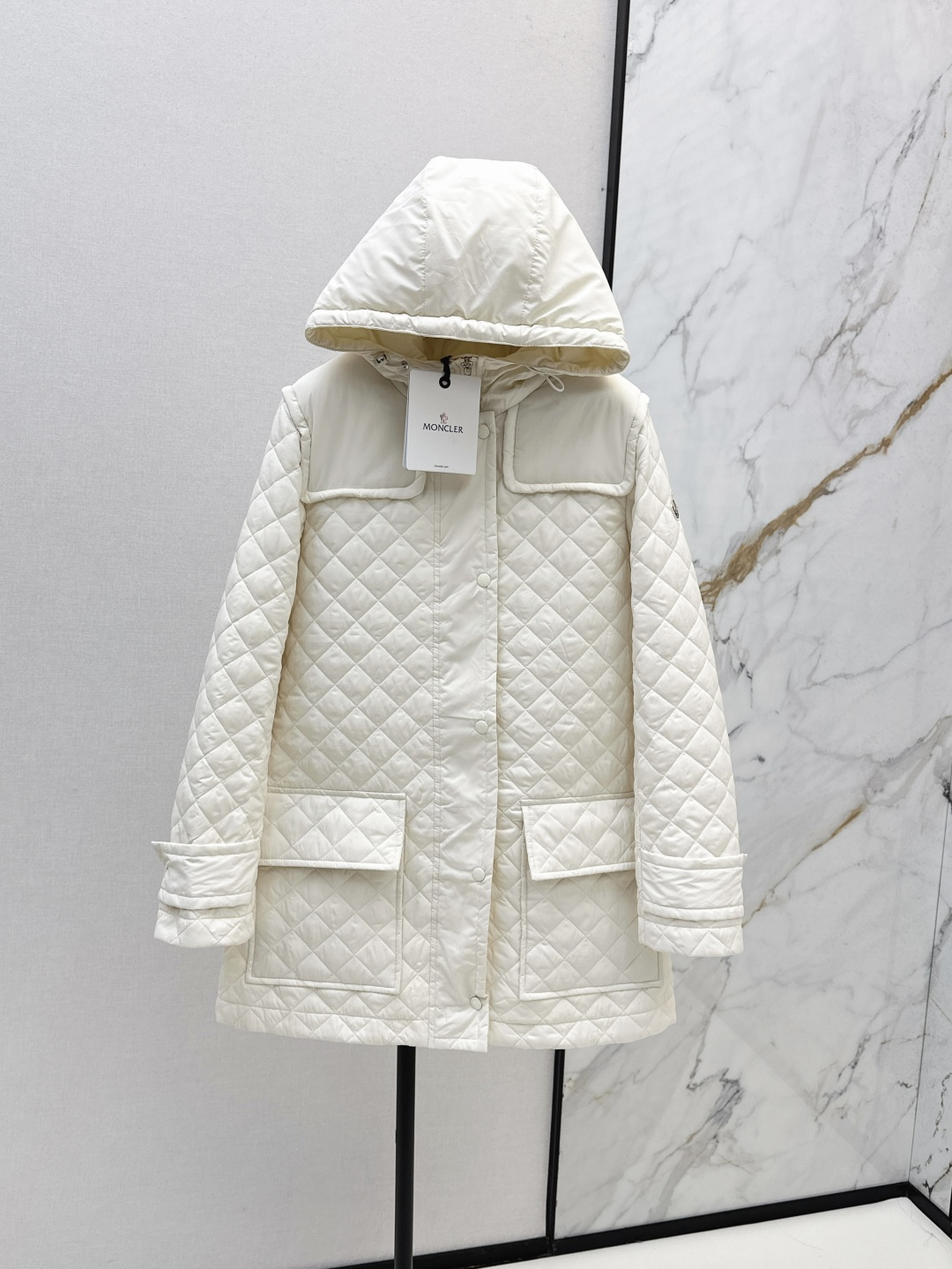 NO:452739,MC 25Ss———The latest diamond quilted cotton hooded long cotton jacket for autumn and winter. Lightweight and warm custom fabric. Back drawstring waist mid-length A-swing design. A girlish temperament can be salty and sweet. Imported machine pressing grid craftsmanship to grid three-dimensional tailoring. Classic style interprets the warmth and warm artifact of the fall and winter. British style is versatile and handsome. Two colors are available for sale in stock. Sml, Jackets & coats, hats, alexander wang.19860909MC 25Ss————秋冬最新款菱形绗缝夹棉连帽长款棉服外套 轻盈保暖定制面料 后背抽绳收腰中长款A摆设计 减龄少女气质可盐可甜 进口机压线格工艺对格立体剪裁 经典版型演绎秋冬叠搭造型保暖神器 英伦风百搭又帅气 两色现货发售sml,,jackets & coats,hats,alexander wang,Women's clothing