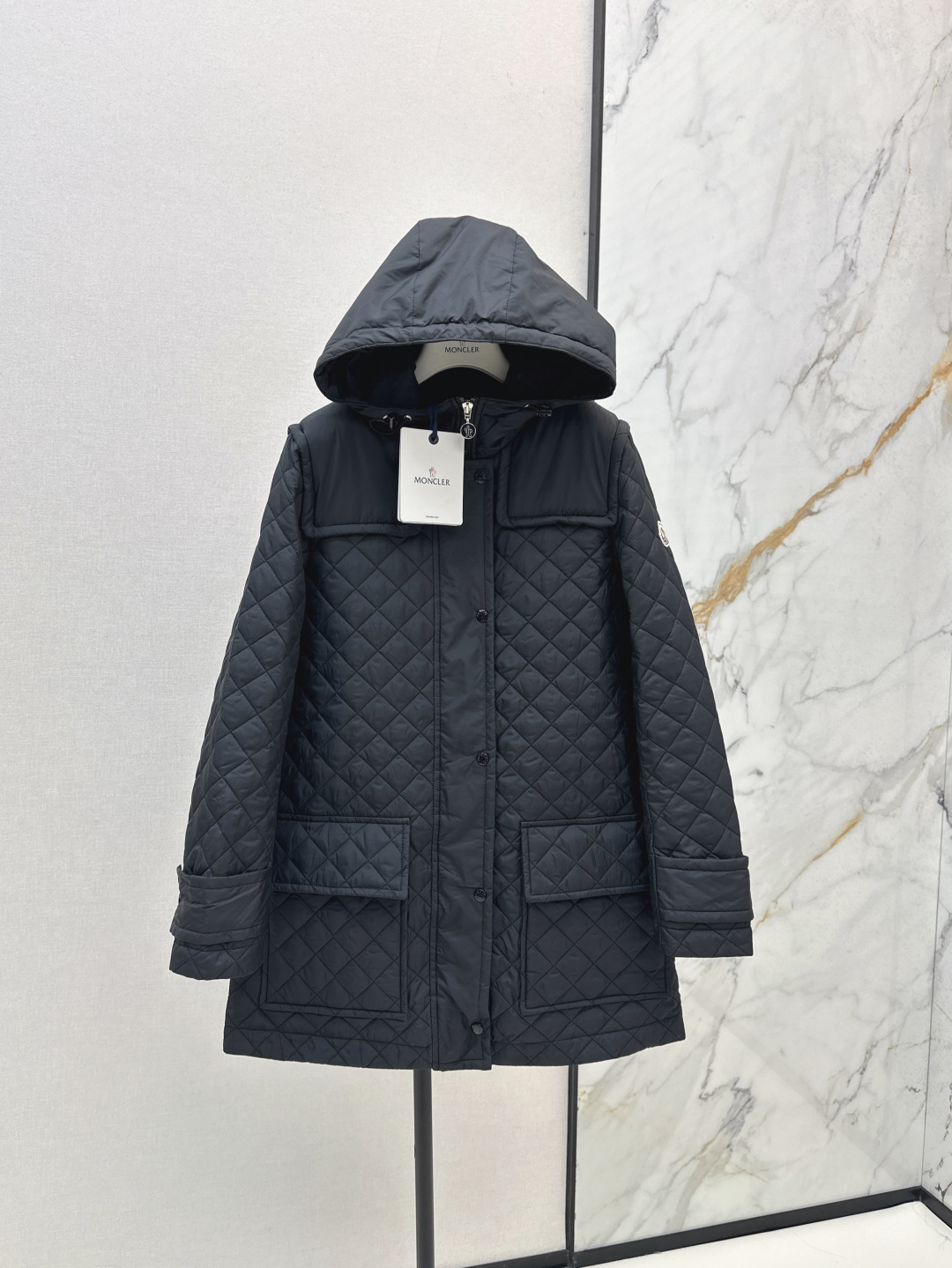 NO:452735,o350MC 25Ss———The latest diamond quilted cotton hooded long cotton jacket in autumn and winter, light and warm custom fabric, back drawstring waist mid-length A-swing design, age-reducing girlish temperament, salty and sweetness, imported machine pressing grid process, three-dimensional tailoring, classic style interpretation of autumn and winter stacking, British style, versatile and handsome, two colors are available for sale in stock,, jackets & coats, hats, alexander wang19860909o350MC 25Ss————秋冬最新款菱形绗缝夹棉连帽长款棉服外套 轻盈保暖定制面料 后背抽绳收腰中长款A摆设计 减龄少女气质可盐可甜 进口机压线格工艺对格立体剪裁 经典版型演绎秋冬叠搭造型保暖神器 英伦风百搭又帅气 两色现货发售sml,,jackets & coats,hats,alexander wang,Women's clothing