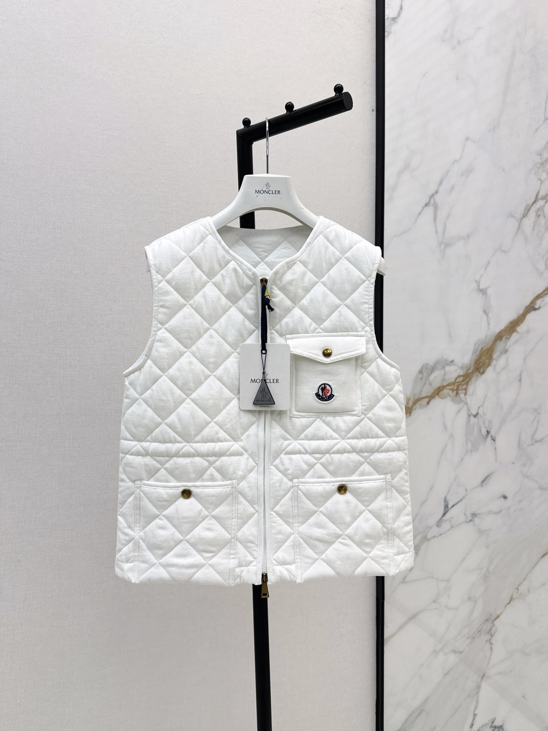 NO:452731,MC 25Ss————The latest diamond quilted cotton sleeveless vest custom linen fabric in autumn and winter yb consistent imported machine pressing grid process three-dimensional tailoring, age-reducing girlish temperament can be salty or sweet, classic style interprets the warmth and warmth of autumn and winter, British style is versatile and handsome, two colors are available for sale in stock,,alexander wang19860909MC 25Ss————秋冬最新款菱形绗缝夹棉无袖马甲定制亚麻面料 yb一致 进口机压线格工艺对格立体剪裁 减龄少女气质可盐可甜 经典版型演绎秋冬叠搭造型保暖神器 英伦风百搭又帅气 两色现货发售sml,,alexander wang,Women's clothing