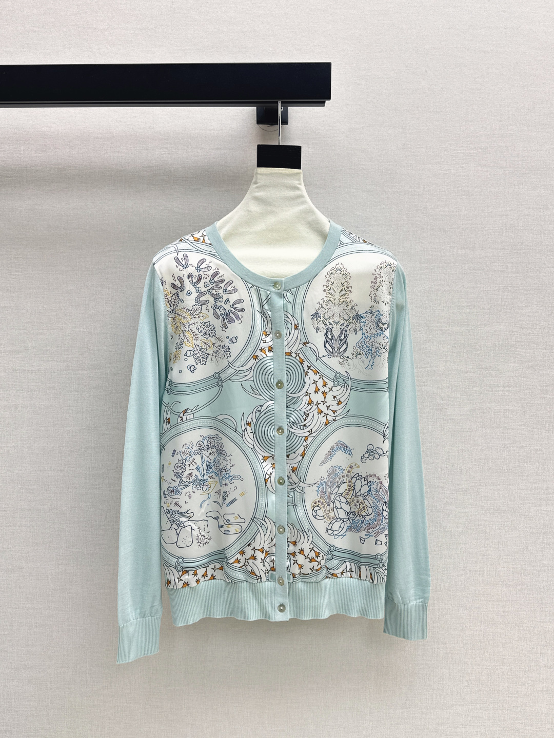 NO:739901,Exclusive debut of Her 25Ss————Early autumn’s latest rayon printed pattern spliced ​​knitted cardigan Tencel knitted fabric spliced ​​twill rayon Light and thin texture with good breathability A must-have item for summer The classic version is not picky The upper body is slim and versatile Three colors are available for sale sml,,19860909独家首发 Her 25Ss————早秋最新款人丝印花图案拼接针织开衫天丝针织面料拼接斜纹人丝 轻薄的质感透气性很好 夏日必备单品 工经典版型不挑人 上身显瘦又百搭 三色现货发售sml,,,Women's clothing