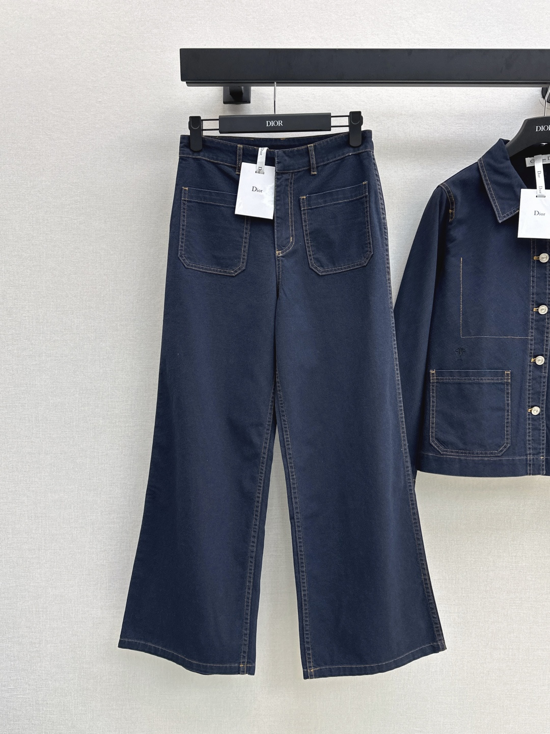 NO:453535,CD 25Ss———The latest premium minimalist style denim suit lapel denim jacket + medium-high waist double pocket straight jeans yb custom denim fabric, high-tech and fashionable, a must-have for the wardrobe, a must-have classic item every year, huge upper body looks slim, mother has long legs, casual and fashionable handsome items, one-color split development, spot-on sml trousers, jeans, jackets & coats, alexander wang19860909CD 25Ss———早秋最新款高级极简风牛仔套装翻领牛仔外套+中高腰双口袋直筒牛仔裤 yb定制牛仔面料 工艺高级又时髦 衣橱必备的万年搭 每年必出的经典单品 上身巨显瘦 妈生大长腿 休闲时髦的帅气单品 一色分开发 现货发售sml 长裤,,jeans,jackets & coats,alexander wang,Women's clothing