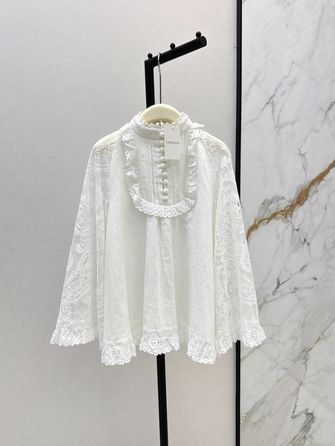 NO:453613,Exclusive first release Zim 25Ss—————The latest vacation style palace style lace stand collar linen shirt lace embroidery positioning splicing details fabric breathable and comfortable cloak-style large sleeve design + large A-style tailoring on the upper body is not picky French romantic and casual elegant style linen fabric has a good texture. SML, Shirts, alexander wang19860909独家首发 Zim 25Ss————早秋最新款度假风宫廷风花边立领亚麻衬衫蕾丝绣花定位拼接细节面料透气舒适 斗篷式大袖子设计+大A版型剪裁上身不挑人 法式浪漫随性优雅风 亚麻面料质感很好 一色现货发售sml,,shirts,alexander wang,Women's clothing