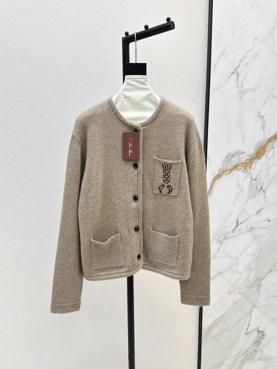 NO:453532,440L 25Ss———The latest style of old money style in autumn and winter, the locked cashmere knitted jacket knitted jacquard pocket design, milky color, woven weaving pocket decoration age-reducing and high-end, the soft and glutinous pure cashmere yarn texture is invincible, the Swiss woven fluffy is gentle and cute, the elegant lazy and casual style, the loose style is versatile and not picky, the two colors are on sale in stock, sml, loro piano, jackets & coats, alexander wang19860909440L 25Ss————秋冬最新款老钱风穿搭锁边羊绒针织外套编织提花口袋设计 奶呼呼的颜色 编织织纹口袋装饰减龄又高级 软糯糯的纯羊绒纱线质感无敌赞 瑞士机织毛绒绒的温柔又可爱 气质优雅的慵懒随性风 宽松版型百搭不挑人 两色现货发售sml,,loro piana,jackets & coats,alexander wang,Women's clothing