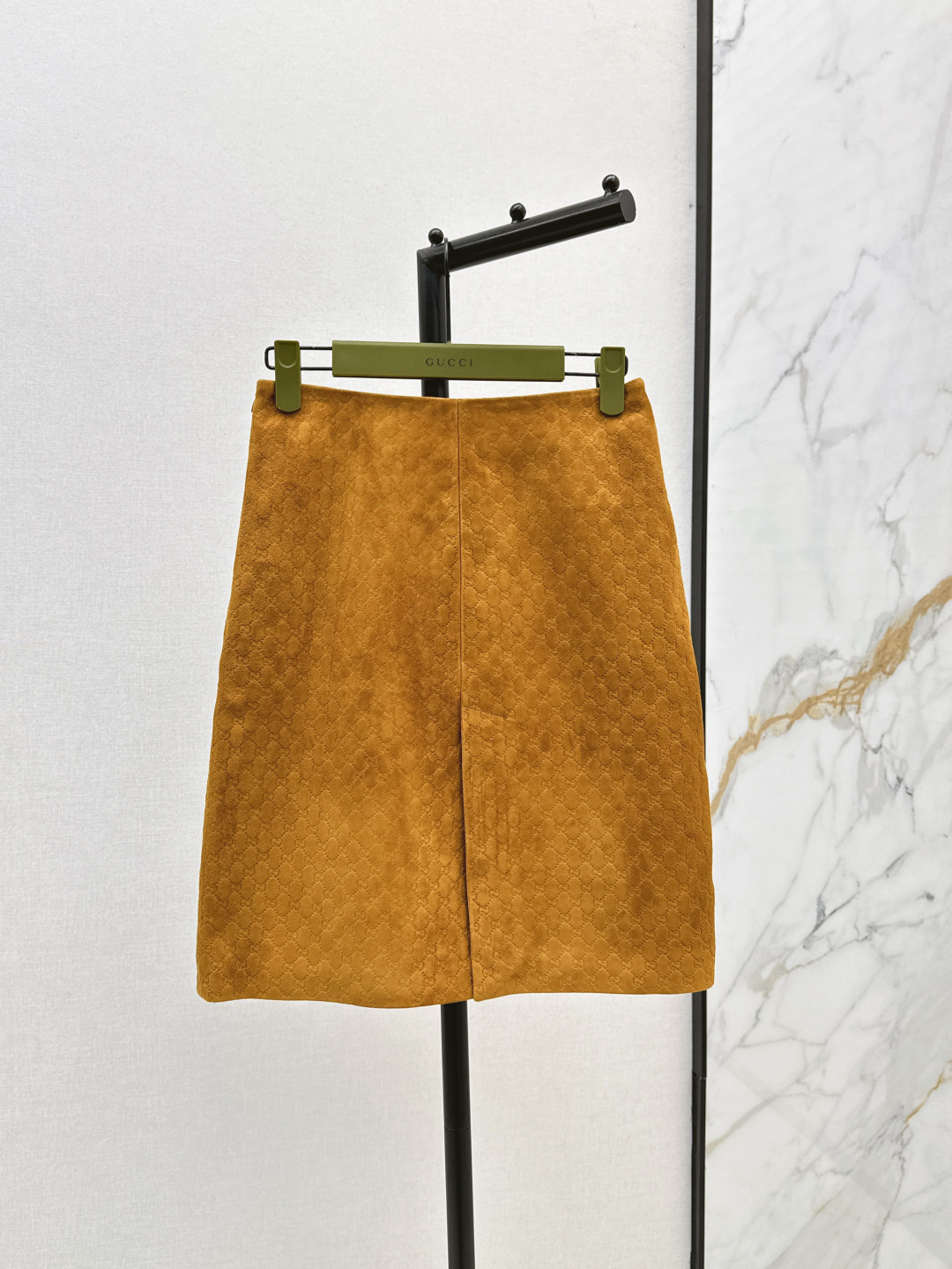 NO:453567,Exclusive first release Gu 25Ss—————The latest classic logo embossing series of autumn and winter blazers + shorts + skirts Heavy gg embossing craftsmanship 100% deerskin suede fabric in winter heavy first bullet Gucci's show style is attracted by this double G presbyterian leather jacket at a glance ~~ The high-end version is full of high-end look, wide version suit style, cool and cool, fashionable and handsome Look~~ One color is available for sale in stock sml half,,gucci, skirts, shorts, jackets & coats,leather jacket, business suit, alexander wang19860909独家首发 Gu 25Ss————秋冬最新款经典logo压花一系列 西装外套+短裤+半裙 重磅gg压花工艺百分百鹿皮绒面料 冬季的重磅第一弹 古驰的秀款 一眼就被这款双G老花皮衣吸引 ～～高版本肉眼可见的高级感拉满 阔版西装版型 又酷又飒 的时髦帅气Look～～ 一色现货发售sml 半,,gucci,skirts,shorts,jackets & coats,leather jacket,business suit,alexander wang,Women's clothing