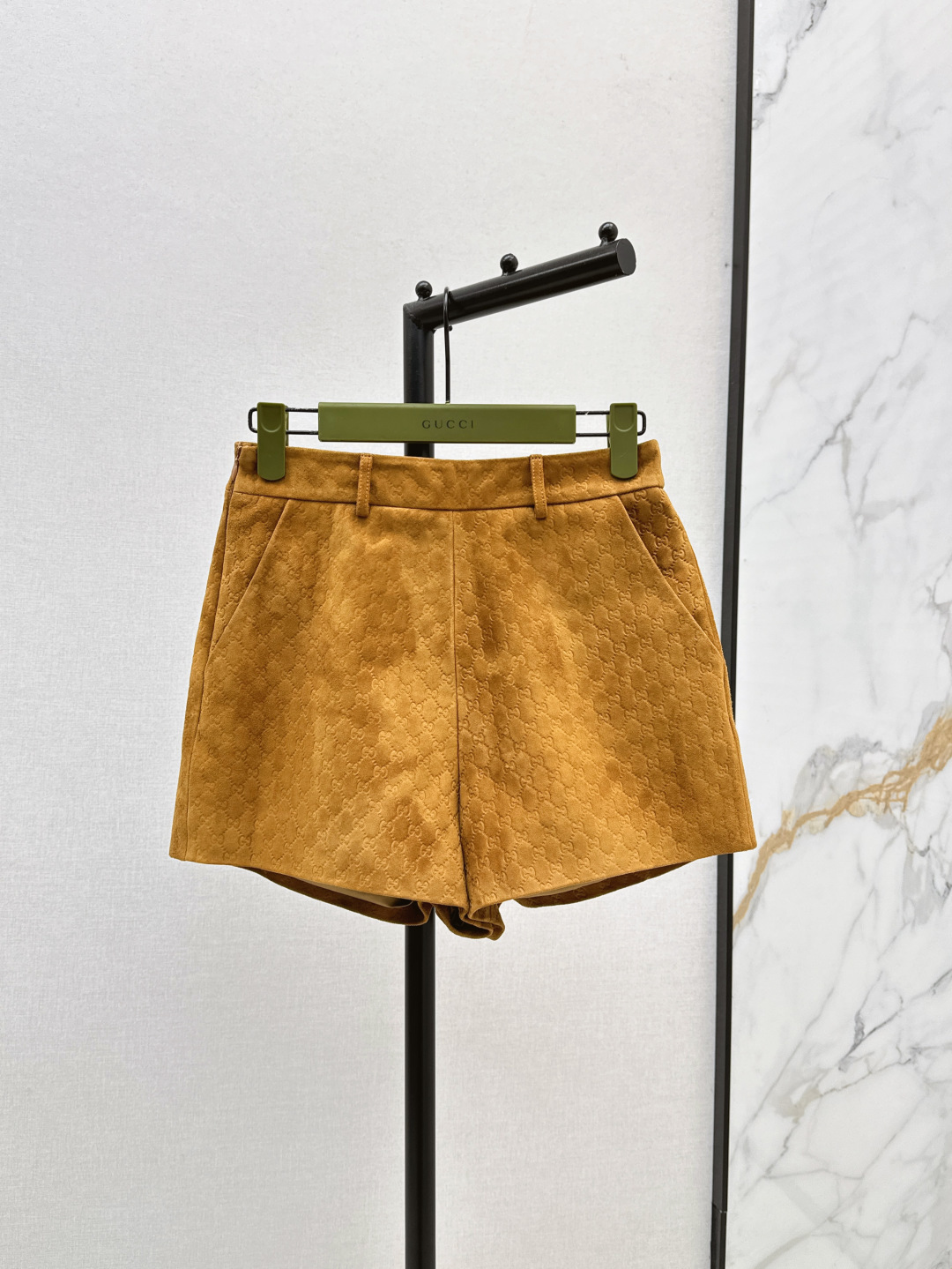 NO:453563,Exclusive first release Gu 25Ss—————The latest classic logo embossing series of autumn and winter blazers + shorts + skirts Heavy gg embossing craftsmanship 100% deerskin suede fabric in winter heavy first bullet Gucci's show style is attracted by this double G presbyterian leather jacket at a glance ~~ The high-end version is full of high-end look, wide version suit style, cool and cool, fashionable and handsome Look~~ One color is available in stock sml number Short,,gucci,skirts, shorts, jackets & coats,leather jacket,business suit,alexander wang19860909独家首发 Gu 25Ss————秋冬最新款经典logo压花一系列 西装外套+短裤+半裙 重磅gg压花工艺百分百鹿皮绒面料 冬季的重磅第一弹 古驰的秀款 一眼就被这款双G老花皮衣吸引 ～～高版本肉眼可见的高级感拉满 阔版西装版型 又酷又飒 的时髦帅气Look～～ 一色现货发售sml 数 短,,gucci,skirts,shorts,jackets & coats,leather jacket,business suit,alexander wang,Women's clothing