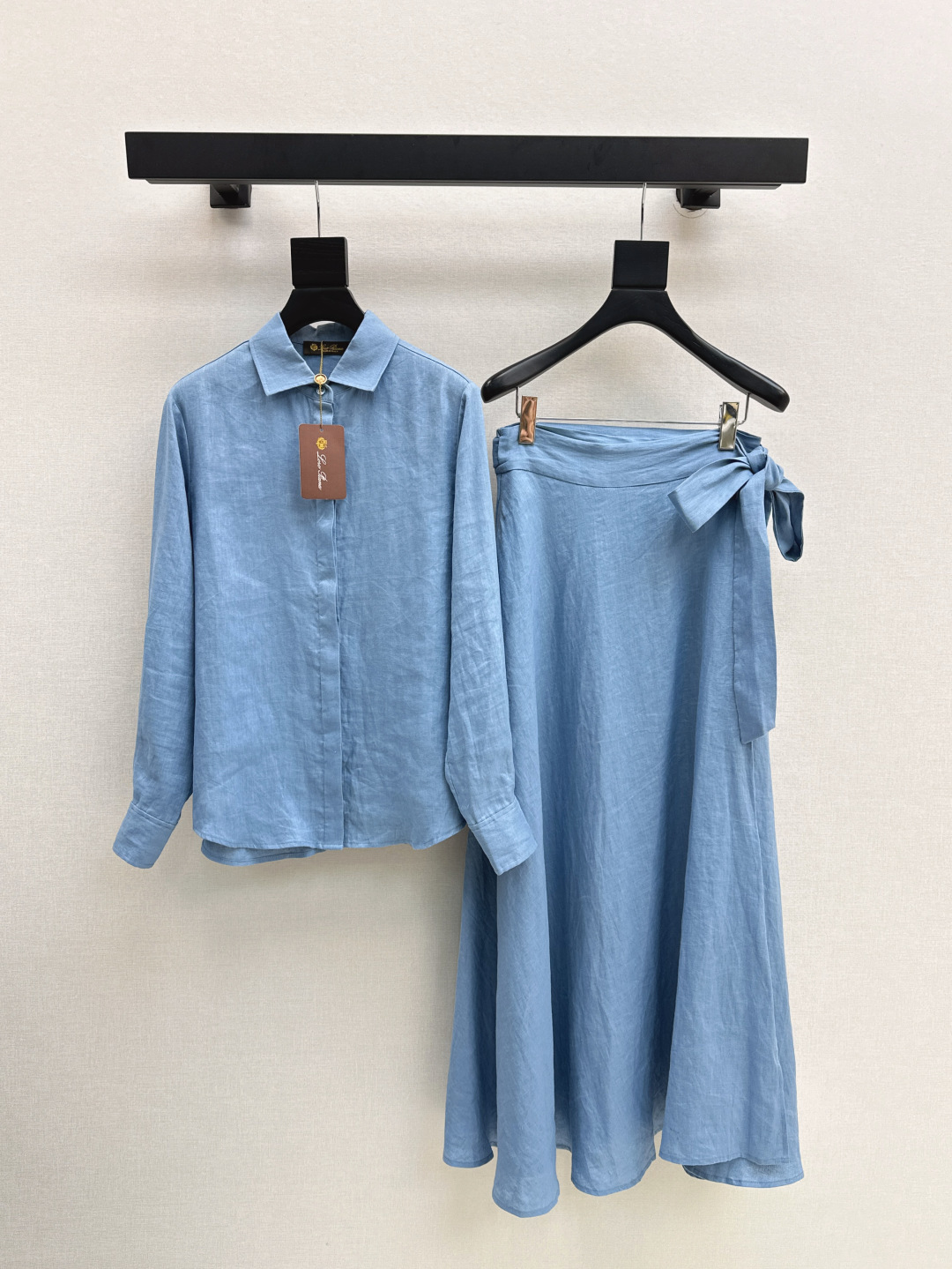 NO:453546,430L 25Ss———————The latest premium old-fashion style suit, loose minimalist style shirt + one-piece tailoring skirt, the upper body looks slim and tall, the gentle and elegant feeling of aura, the exquisite visual style makes it look slim and not picky. One set, two colors are available in stock, sml, loro piana, skirts, shirts, alexander wang19860909430L 25Ss————早秋最新款高级老钱风套装 宽松极简风衬衫+一片式剪裁半裙 上身显瘦又高挑 不失气场的温柔优雅感 精致既视感版型显瘦不挑人 一套出 两色现货发售sml,,loro piana,skirts,shirts,alexander wang,Women's clothing