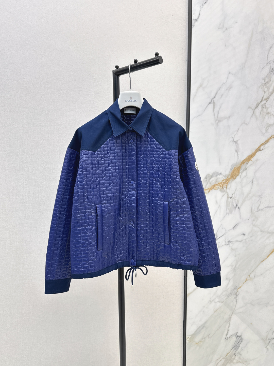 NO:453589,Exclusive first release Mc 25Ss———The latest geometric quilted shirt, thin cotton jacket, shoulders, organic cotton twill, to increase the crispness of the clothes. The drawstring hem design is loose and versatile, not picky, casual and handsome, age-reducing, can be easily worn as a coat. Two-color spot-on sml,, jackets & coats,shirts,alexander wang19860909独家首发 Mc 25Ss————秋冬最新款几何绗缝衬衫薄棉服外套肩部采用有机棉斜纹布增加衣服的挺括感 抽绳下摆设计宽松版型百搭不挑人 休闲帅气减龄公感 可轻松作为外套叠搭穿着 两色现货发售sml,,jackets & coats,shirts,alexander wang,Women's clothing