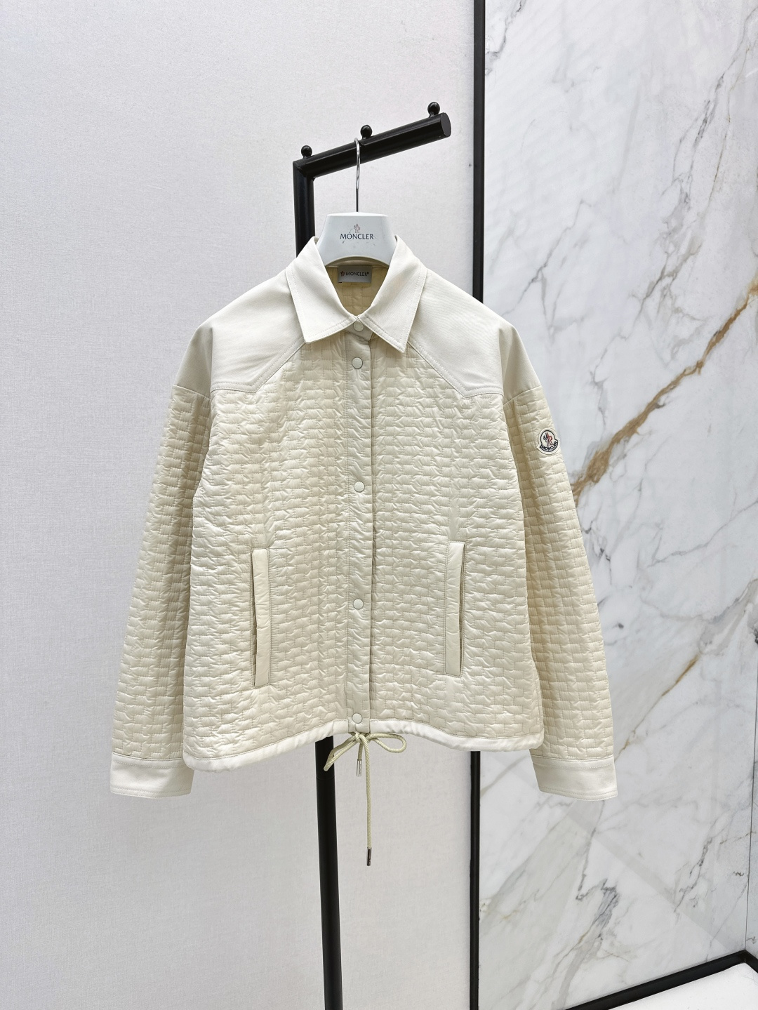 NO:453583,Exclusive first release Mc 25Ss———The latest geometric quilted shirt, thin cotton jacket, jacket, shoulders, organic cotton twill, add a crisp feel to the clothes. The drawstring hem design is loose and versatile, not picky, casual and handsome, age-reducing, can be easily worn as a coat. Two-color spot-on sml,, jackets & coats,shirts,alexander wang19860909独家首发 Mc 25Ss————秋冬最新款几何绗缝衬衫薄棉服外套肩部采用有机棉斜纹布增加衣服的挺括感 抽绳下摆设计宽松版型百搭不挑人 休闲帅气减龄公感 可轻松作为外套叠搭穿着 两色现货发售sml,,jackets & coats,shirts,alexander wang,Women's clothing