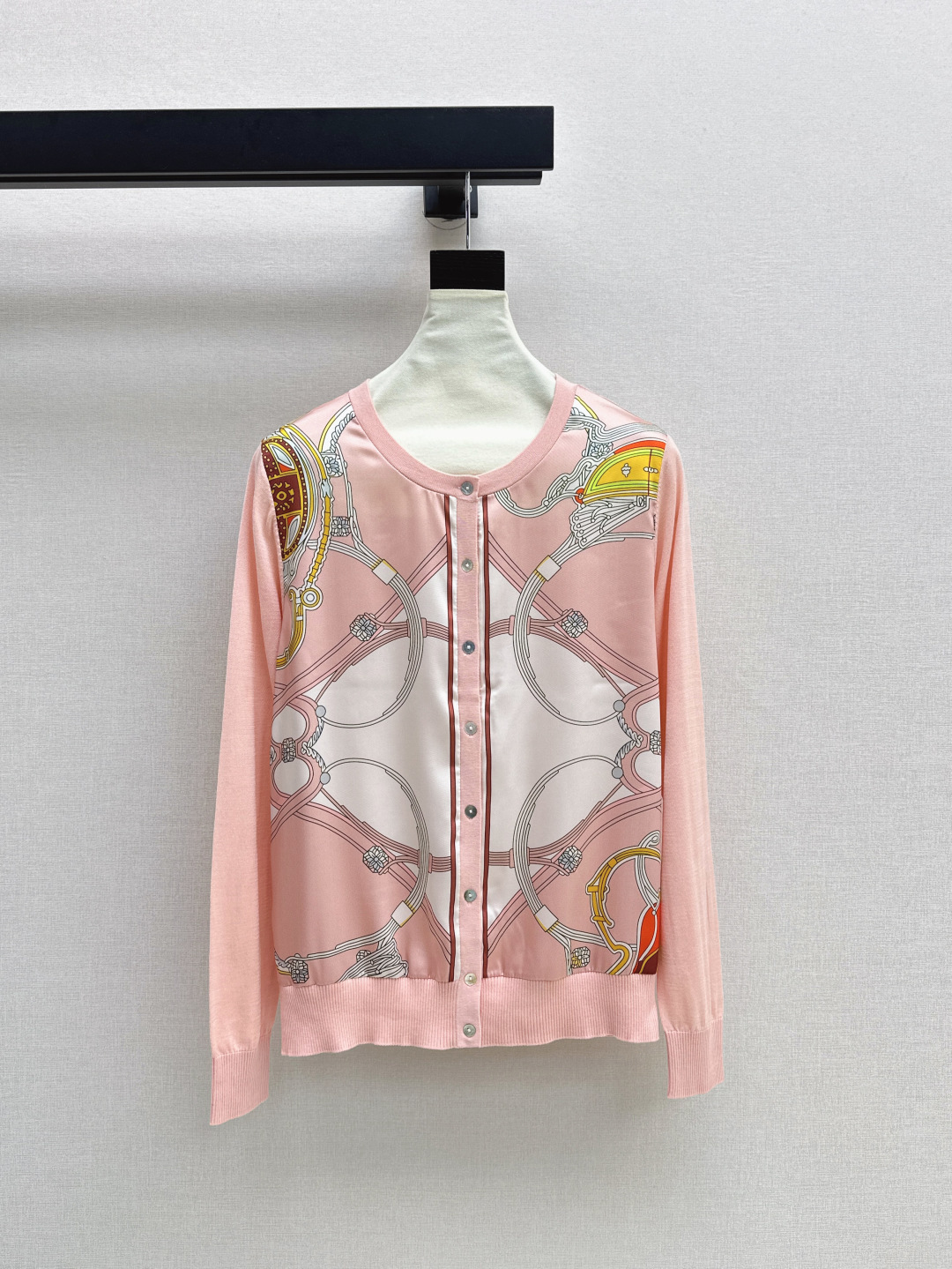 NO:453577,Exclusive first release Her 25Ss—————The latest model of early autumn silk-print pattern spliced ​​knitted cardigan Tennis knitted fabric spliced ​​twill silk. The light texture is very breathable. The must-have item in summer. The classic style is not picky. The upper body looks slim and versatile. Three-color spot sml, alexander wang19860909独家首发 Her 25Ss————早秋最新款人丝印花图案拼接针织开衫天丝针织面料拼接斜纹人丝 轻薄的质感透气性很好 夏日必备单品 工经典版型不挑人 上身显瘦又百搭 三色现货发售sml,,alexander wang,Women's clothing